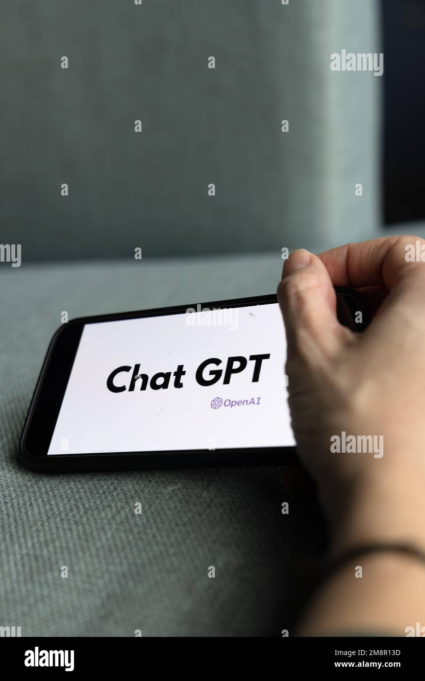 Frauenhand hält ein iPhone mit OpenAI-Logo. ChatGPT- und Chat-bot-Kultur, Zeit für künstliche Intelligenz. 01.01.2023 Amsterdam, Niederlande Stockfoto