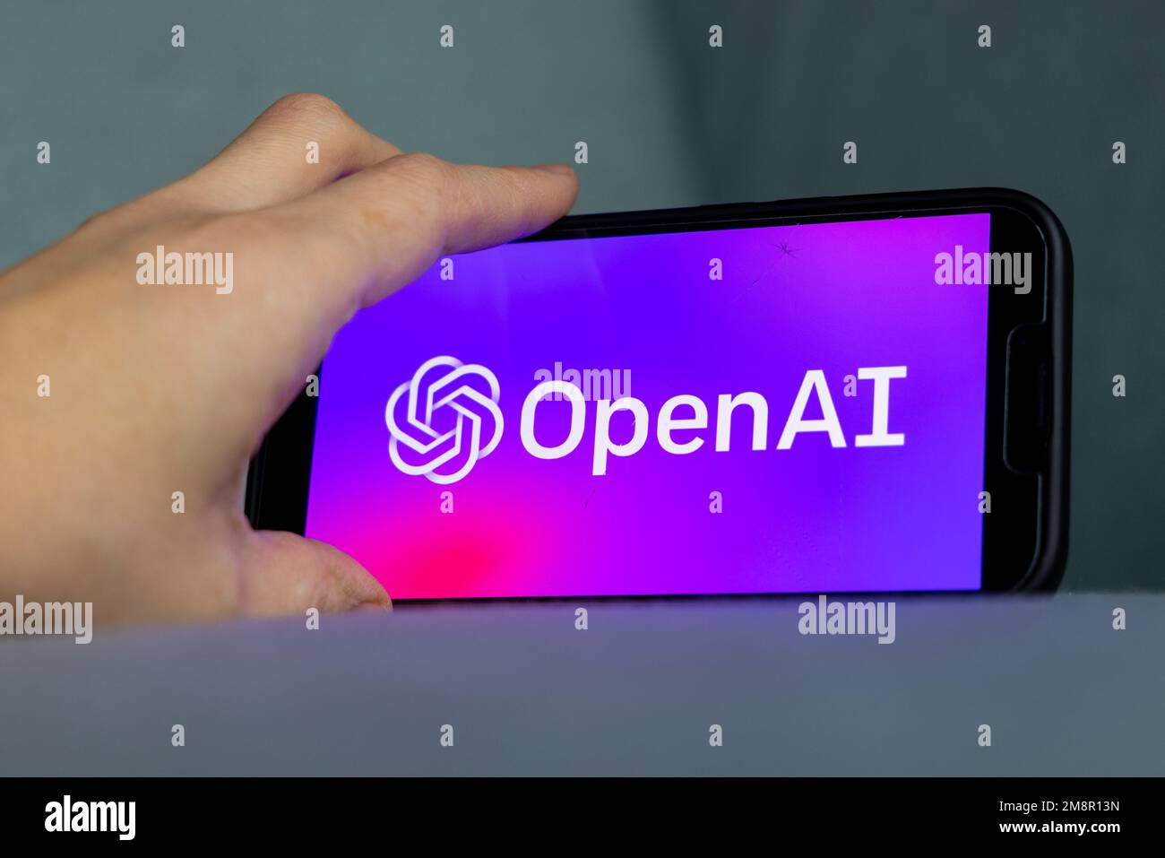 Frauenhand hält ein iPhone mit OpenAI-Logo. ChatGPT- und Chat-bot-Kultur, Zeit für künstliche Intelligenz. 01.01.2023 Amsterdam, Niederlande Stockfoto