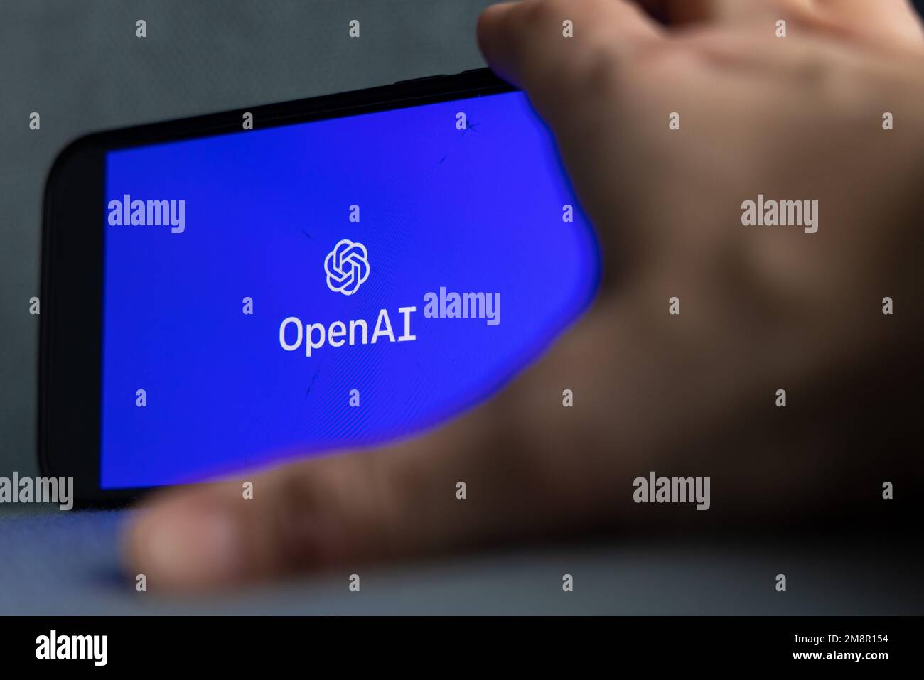 Frauenhand hält ein iPhone mit OpenAI-Logo. ChatGPT- und Chat-bot-Kultur, Zeit für künstliche Intelligenz. 01.01.2023 Amsterdam, Niederlande Stockfoto
