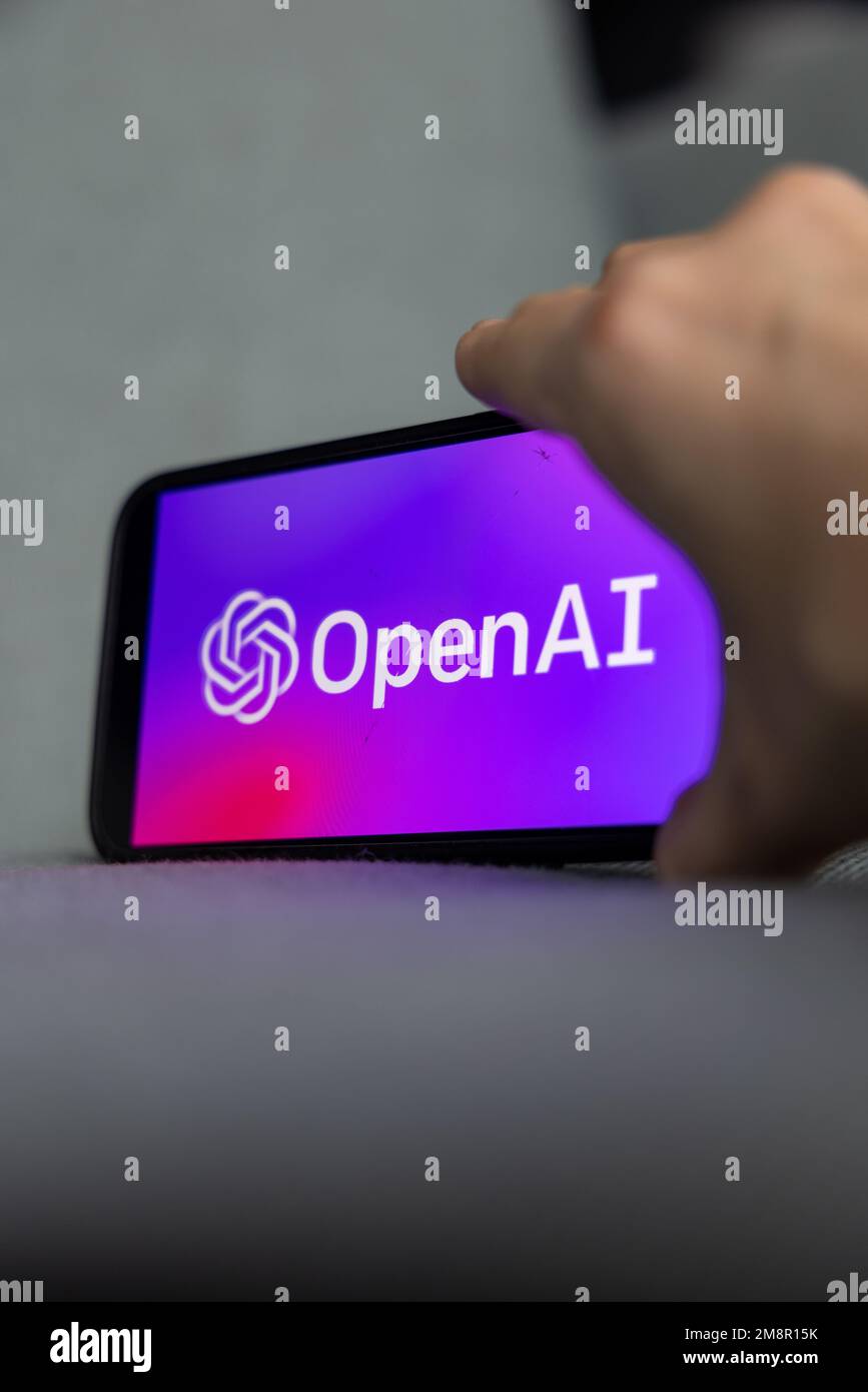 Frauenhand hält ein iPhone mit OpenAI-Logo. ChatGPT- und Chat-bot-Kultur, Zeit für künstliche Intelligenz. 01.01.2023 Amsterdam, Niederlande Stockfoto
