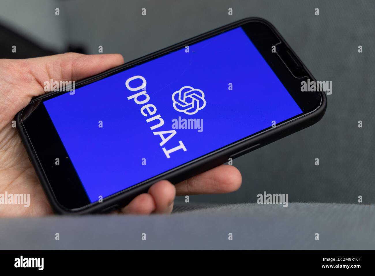 Frauenhand hält ein iPhone mit OpenAI-Logo. ChatGPT- und Chat-bot-Kultur, Zeit für künstliche Intelligenz. 01.01.2023 Amsterdam, Niederlande Stockfoto