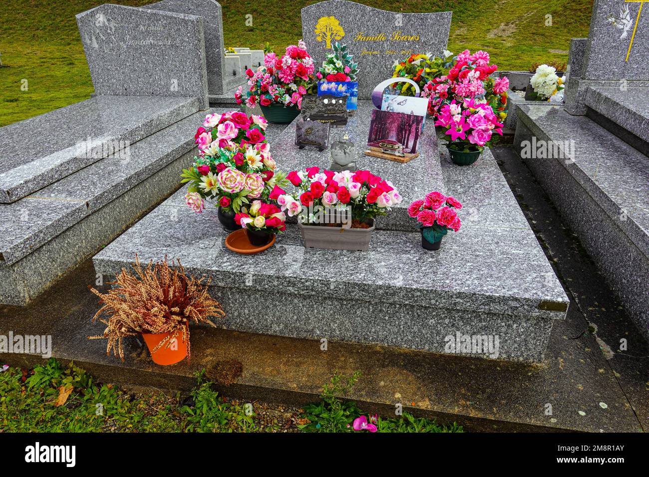 Friedhof mit Gräbern und Gräbern, mit Gedenkstätten, Tarascon sur Ariege, Ariege, französische Pyrenäen, Frankreich Stockfoto