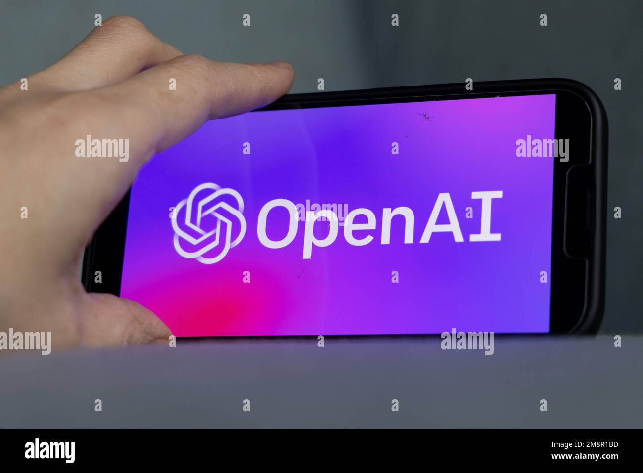 Frauenhand hält ein iPhone mit OpenAI-Logo. ChatGPT- und Chat-bot-Kultur, Zeit für künstliche Intelligenz. 01.01.2023 Amsterdam, Niederlande Stockfoto