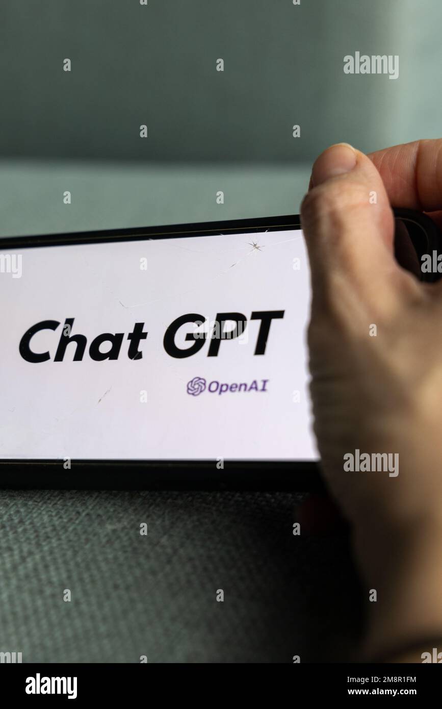Frauenhand hält ein iPhone mit OpenAI-Logo. ChatGPT- und Chat-bot-Kultur, Zeit für künstliche Intelligenz. 01.01.2023 Amsterdam, Niederlande Stockfoto