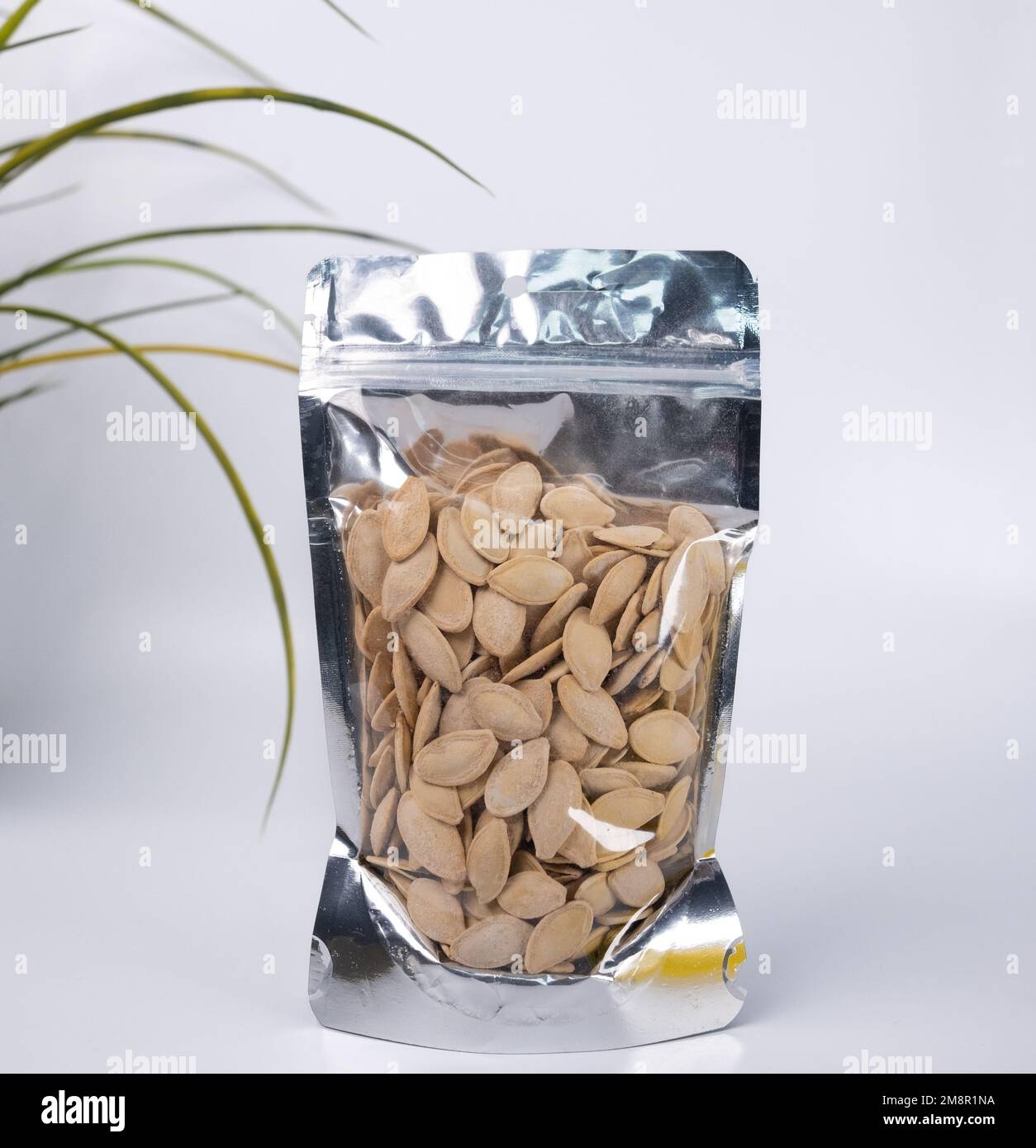 Kürbiskerne in transparenter Kunststoffverpackung. Geröstete Kürbiskerne, Verkaufsfertig. Stockfoto