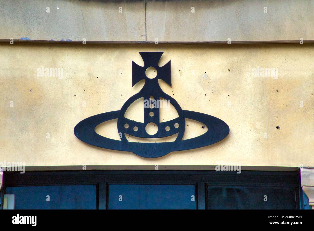 Glasgow, Schottland, Vereinigtes Königreich 15. Januar 2023. Pele und Vivienne Westwood Memorial Wandgemälde erscheinen an der Wand gegenüber ihrem Glasgow Shop in der Händlerstadt und zeigen ihr Drehfeldlogo als einen Ball über dem Kopf, den der große Mann getreten hat. Credit Gerard Ferry/Alamy Live News Stockfoto