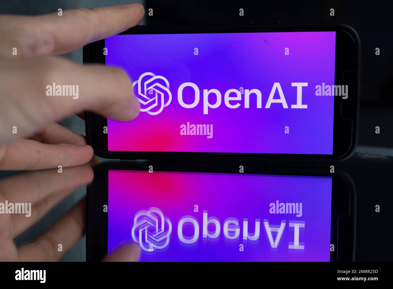 Frauenhand hält ein iPhone mit OpenAI-Logo. ChatGPT- und Chat-bot-Kultur, Zeit für künstliche Intelligenz. 01.01.2023 Amsterdam, Niederlande Stockfoto
