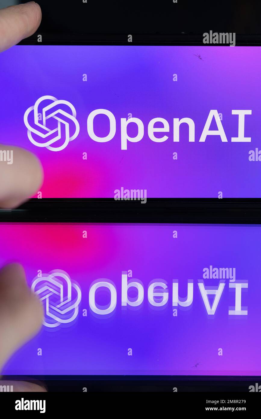 Frauenhand hält ein iPhone mit OpenAI-Logo. ChatGPT- und Chat-bot-Kultur, Zeit für künstliche Intelligenz. 01.01.2023 Amsterdam, Niederlande Stockfoto