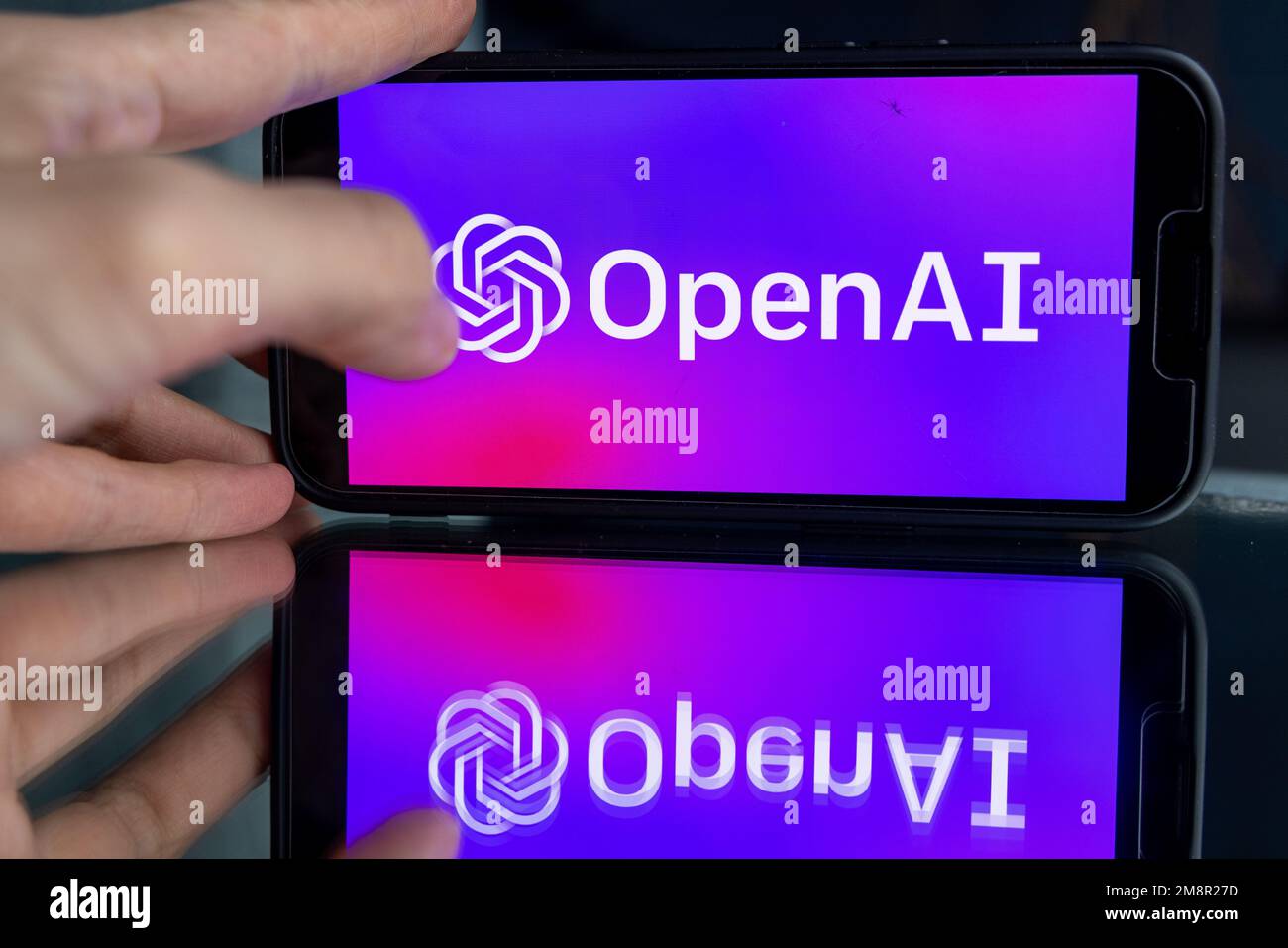 Frauenhand hält ein iPhone mit OpenAI-Logo. ChatGPT- und Chat-bot-Kultur, Zeit für künstliche Intelligenz. 01.01.2023 Amsterdam, Niederlande Stockfoto
