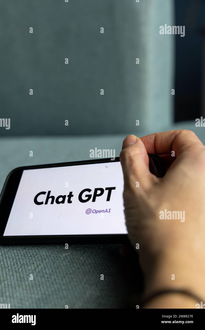 Frauenhand hält ein iPhone mit OpenAI-Logo. ChatGPT- und Chat-bot-Kultur, Zeit für künstliche Intelligenz. 01.01.2023 Amsterdam, Niederlande Stockfoto