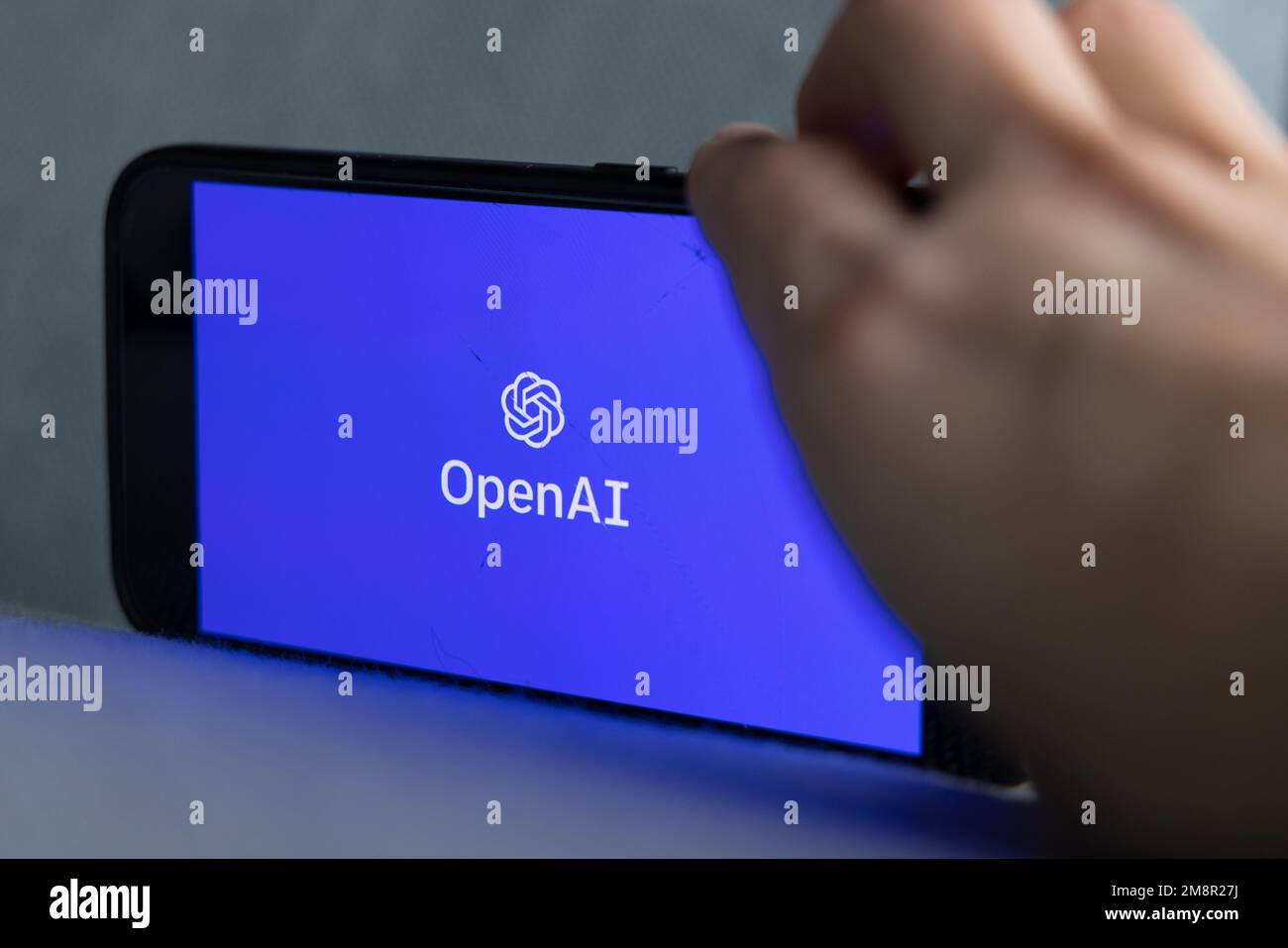 Frauenhand hält ein iPhone mit OpenAI-Logo. ChatGPT- und Chat-bot-Kultur, Zeit für künstliche Intelligenz. 01.01.2023 Amsterdam, Niederlande Stockfoto