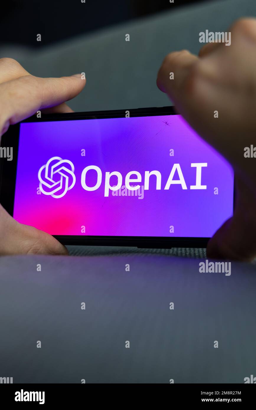 Frauenhand hält ein iPhone mit OpenAI-Logo. ChatGPT- und Chat-bot-Kultur, Zeit für künstliche Intelligenz. 01.01.2023 Amsterdam, Niederlande Stockfoto