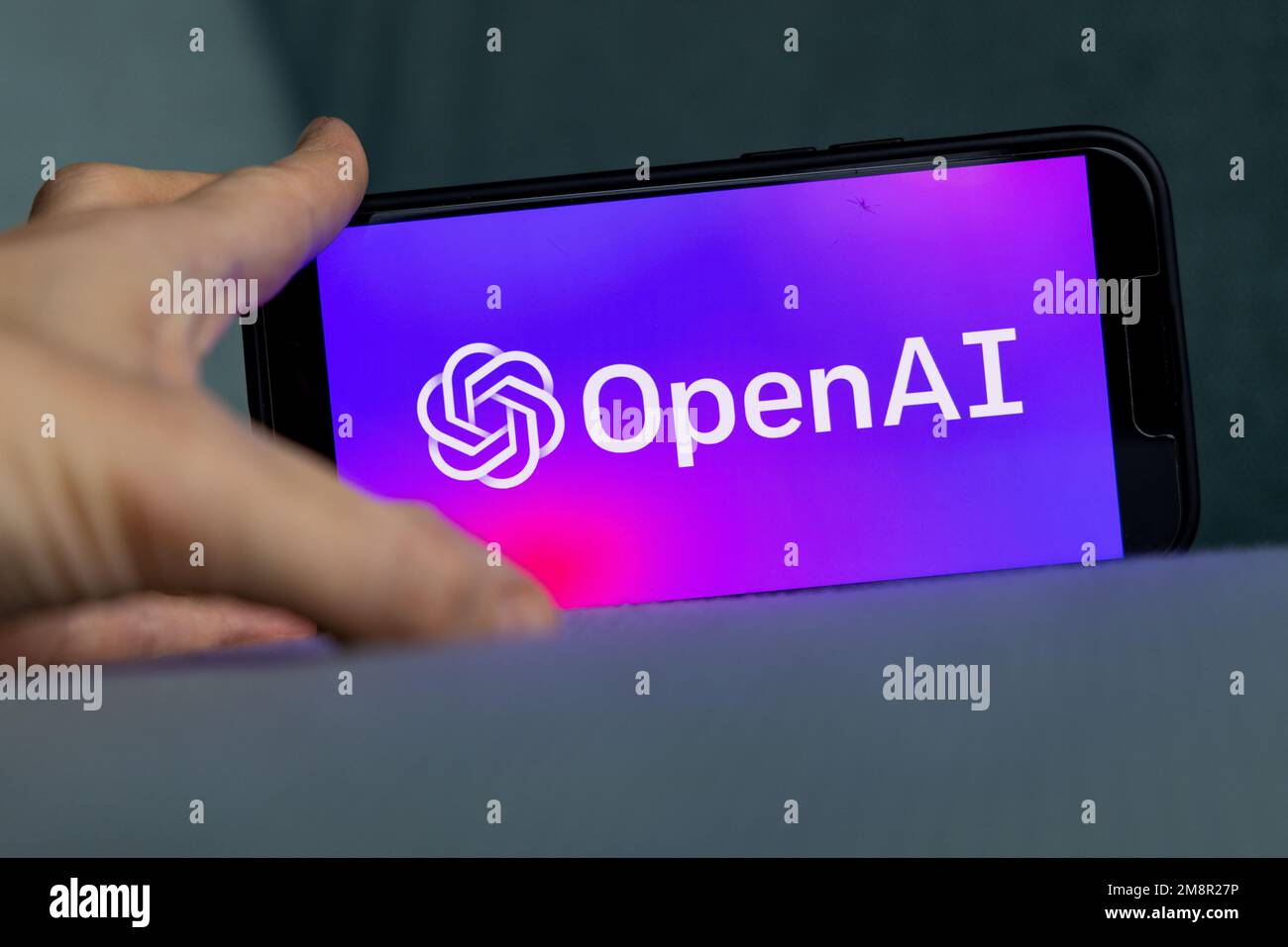 Frauenhand hält ein iPhone mit OpenAI-Logo. ChatGPT- und Chat-bot-Kultur, Zeit für künstliche Intelligenz. 01.01.2023 Amsterdam, Niederlande Stockfoto