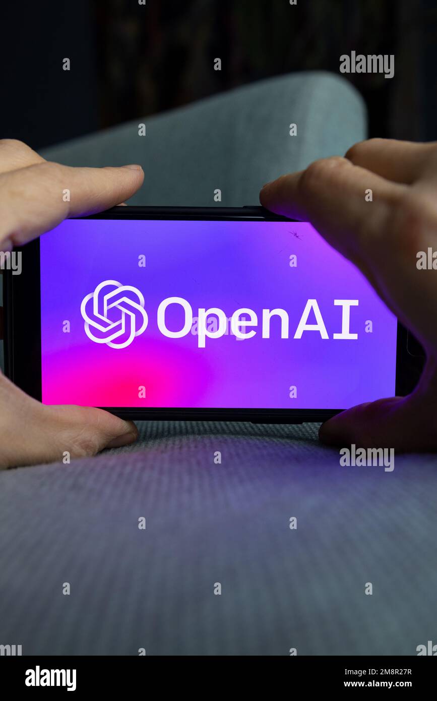 Frauenhand hält ein iPhone mit OpenAI-Logo. ChatGPT- und Chat-bot-Kultur, Zeit für künstliche Intelligenz. 01.01.2023 Amsterdam, Niederlande Stockfoto