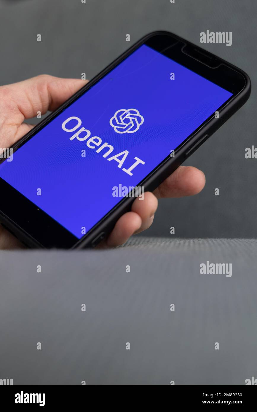 Frauenhand hält ein iPhone mit OpenAI-Logo. ChatGPT- und Chat-bot-Kultur, Zeit für künstliche Intelligenz. 01.01.2023 Amsterdam, Niederlande Stockfoto