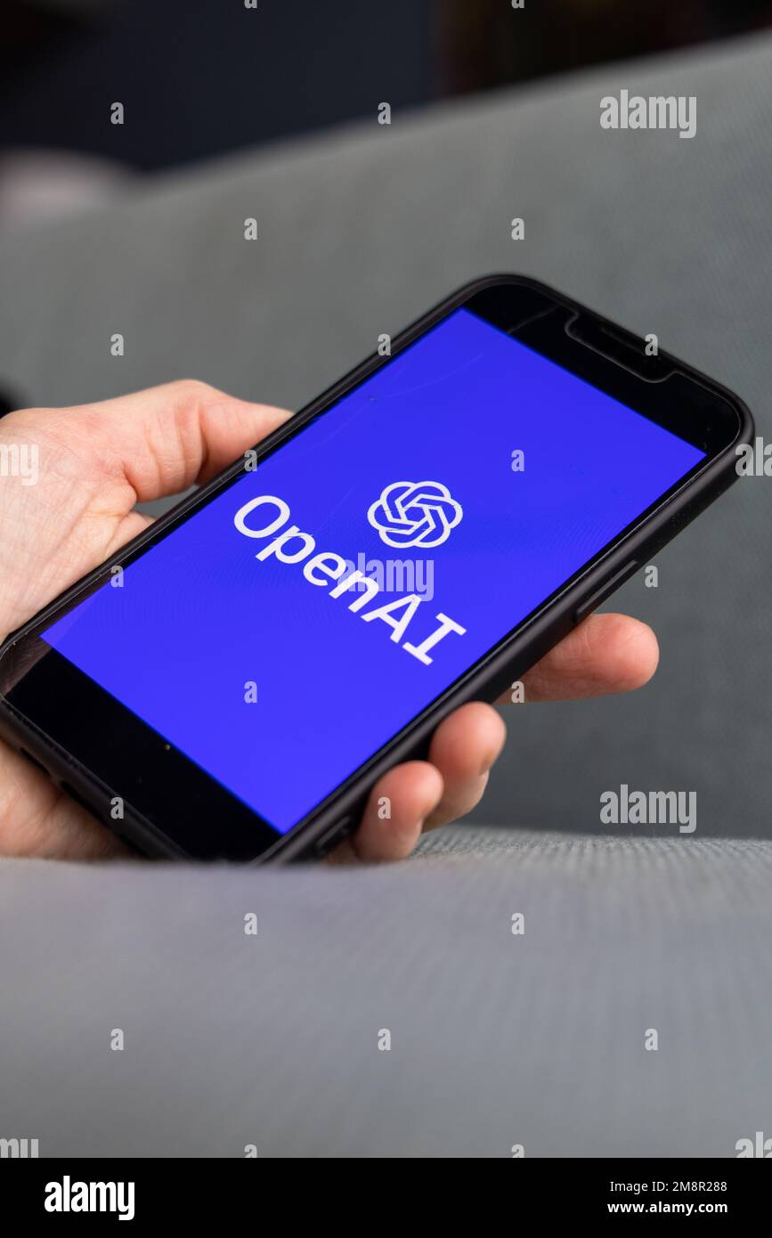 Frauenhand hält ein iPhone mit OpenAI-Logo. ChatGPT- und Chat-bot-Kultur, Zeit für künstliche Intelligenz. 01.01.2023 Amsterdam, Niederlande Stockfoto