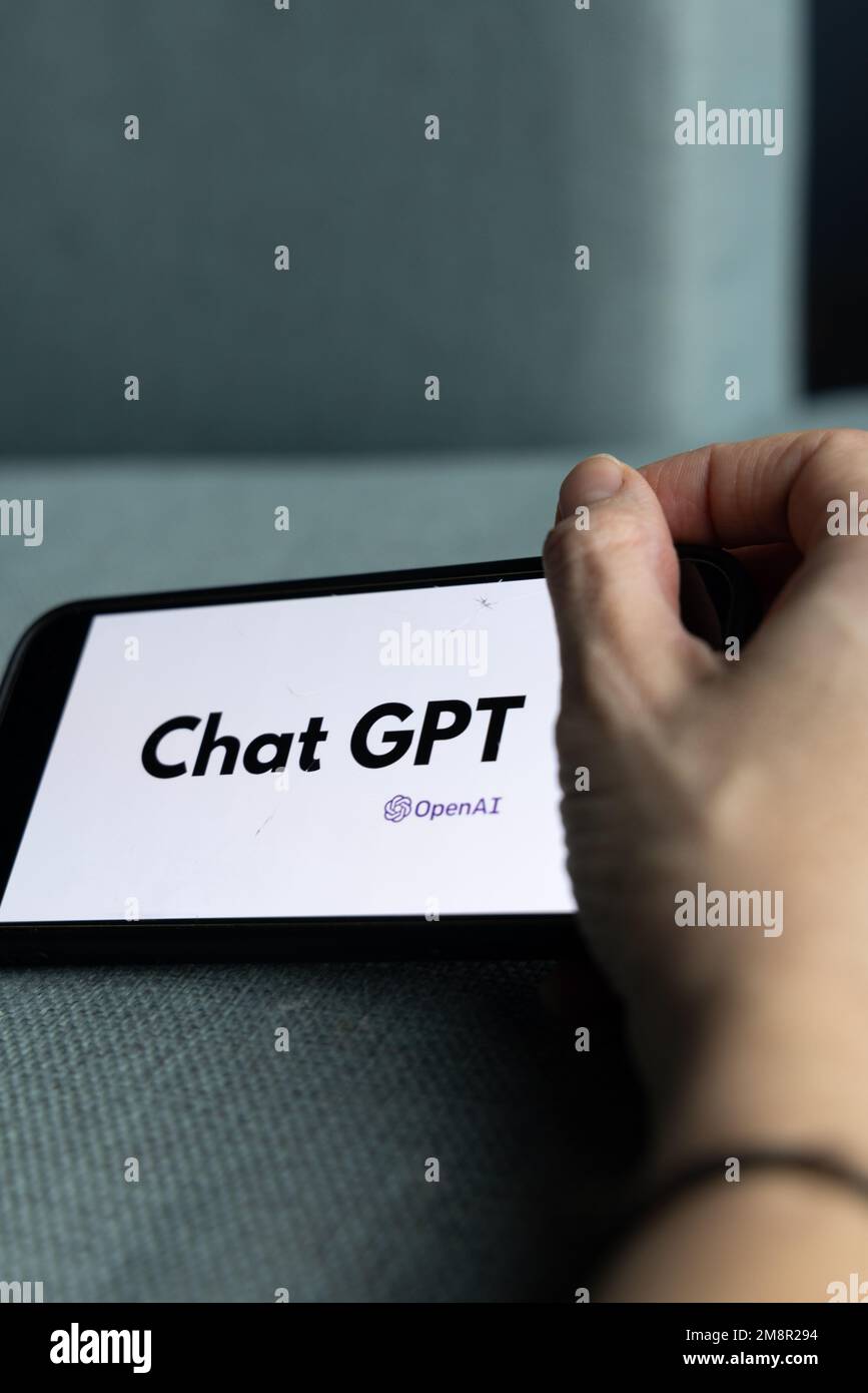 Frauenhand hält ein iPhone mit OpenAI-Logo. ChatGPT- und Chat-bot-Kultur, Zeit für künstliche Intelligenz. 01.01.2023 Amsterdam, Niederlande Stockfoto