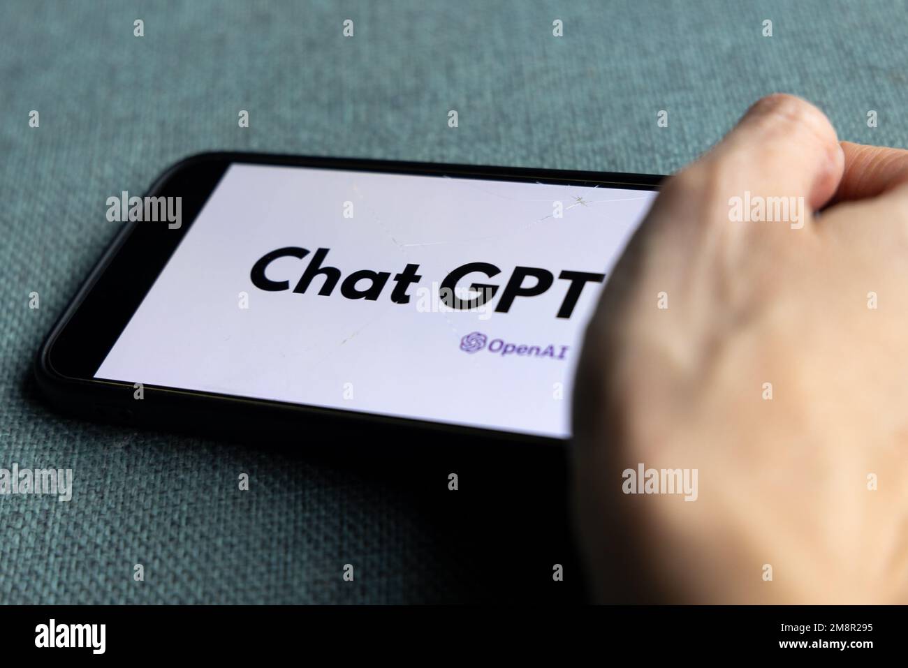 Frauenhand hält ein iPhone mit OpenAI-Logo. ChatGPT- und Chat-bot-Kultur, Zeit für künstliche Intelligenz. 01.01.2023 Amsterdam, Niederlande Stockfoto