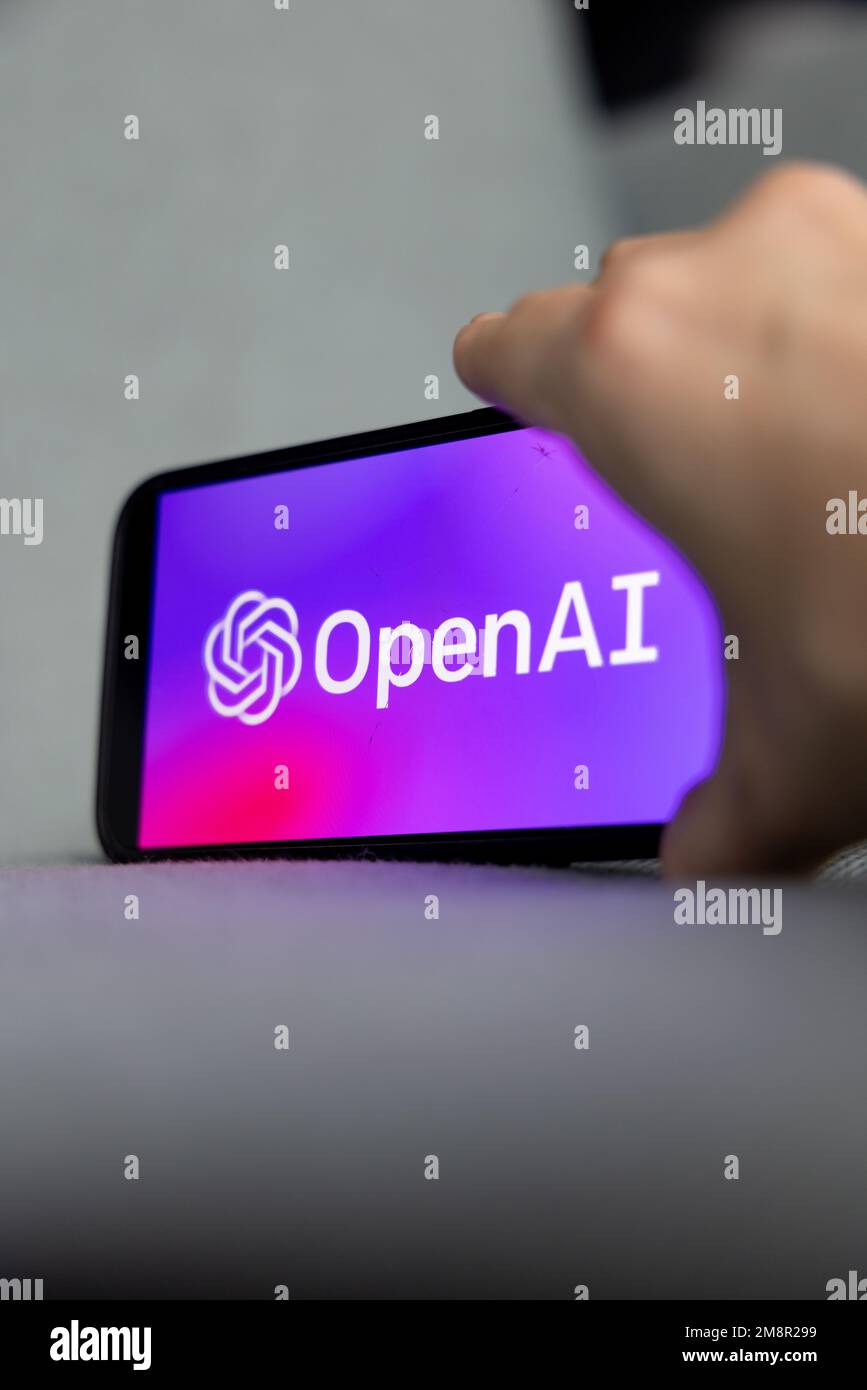 Frauenhand hält ein iPhone mit OpenAI-Logo. ChatGPT- und Chat-bot-Kultur, Zeit für künstliche Intelligenz. 01.01.2023 Amsterdam, Niederlande Stockfoto