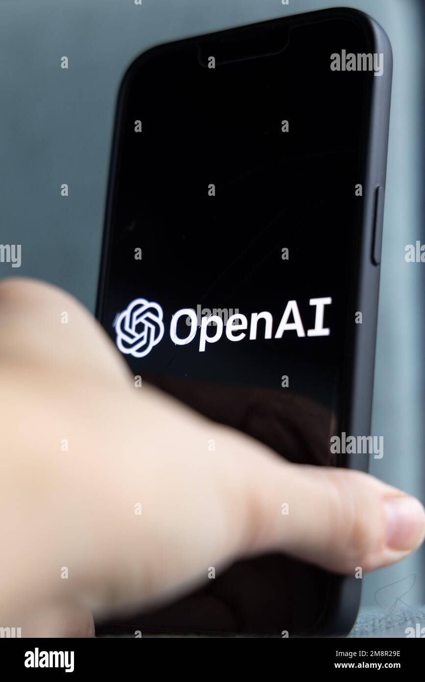 Frauenhand hält ein iPhone mit OpenAI-Logo. ChatGPT- und Chat-bot-Kultur, Zeit für künstliche Intelligenz. 01.01.2023 Amsterdam, Niederlande Stockfoto