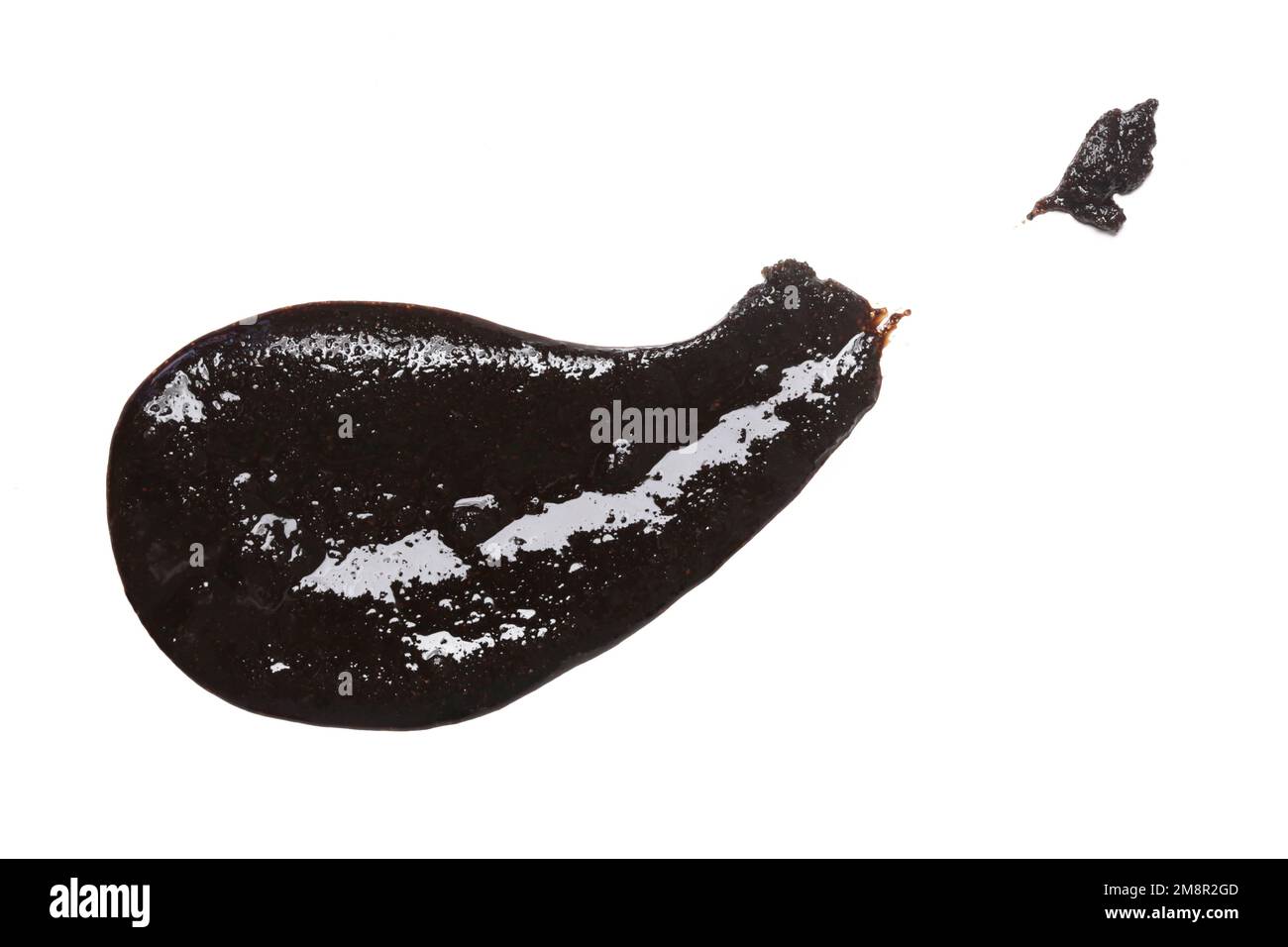 Kaffee Peeling, Ton oder dunkle Gesichtsmaske Schlaganfall isoliert auf weißeCoffee Peeling, Ton oder dunkle Gesichtsmaske Schlaganfall isoliert auf weiß Stockfoto