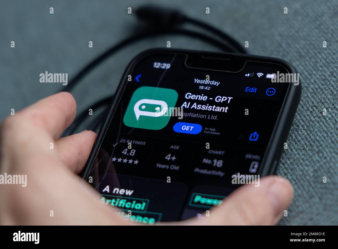 Frauenhand hält ein iPhone mit appstore, ChatGPT und Chat bot Apps, Zeit für künstliche Intelligenz. 01.01.2023 Amsterdam, Niederlande Stockfoto