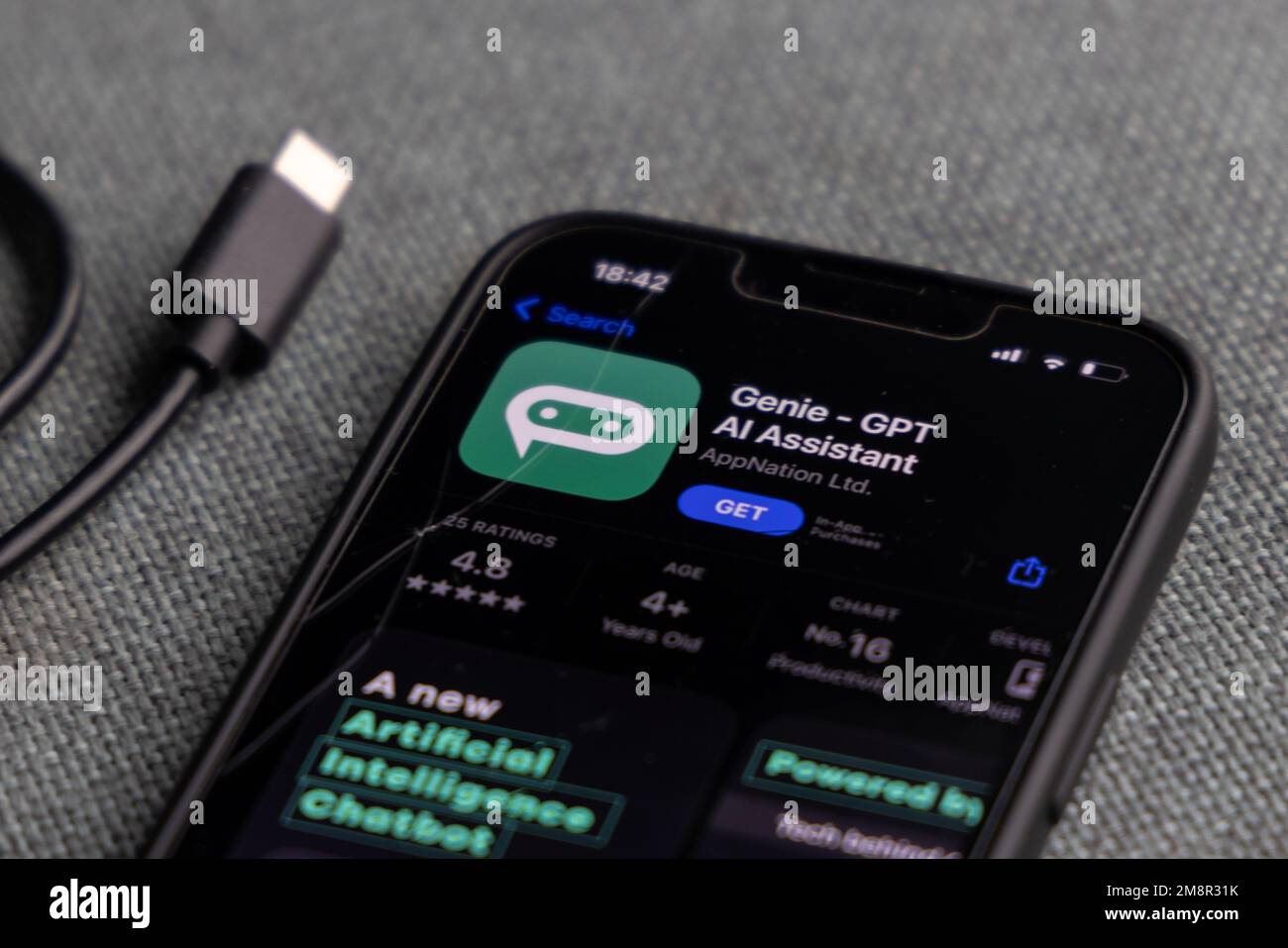 Frauenhand hält ein iPhone mit appstore, ChatGPT und Chat bot Apps, Zeit für künstliche Intelligenz. 01.01.2023 Amsterdam, Niederlande Stockfoto