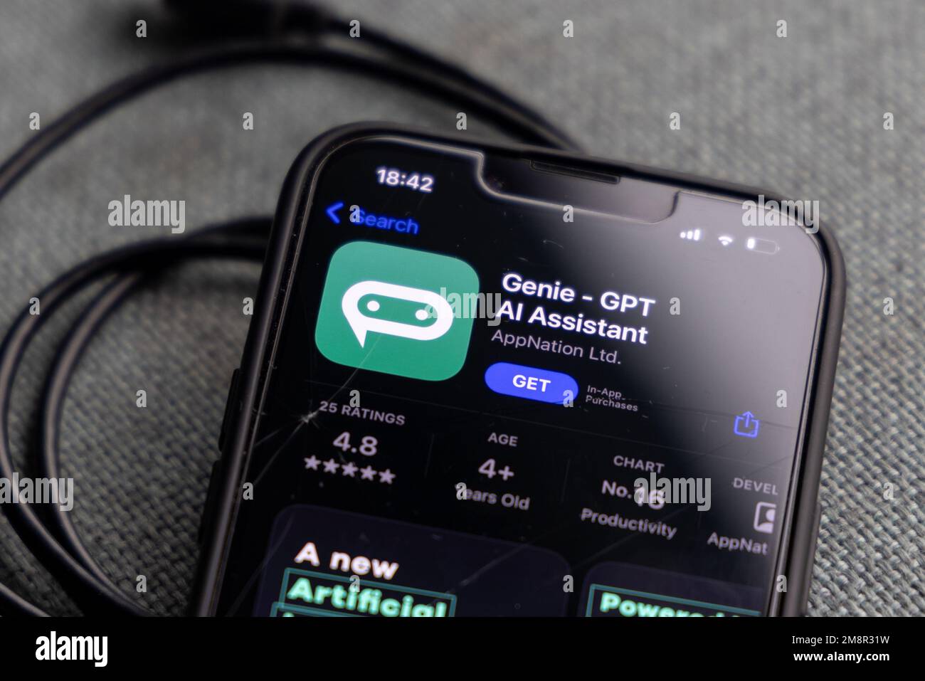 Frauenhand hält ein iPhone mit appstore, ChatGPT und Chat bot Apps, Zeit für künstliche Intelligenz. 01.01.2023 Amsterdam, Niederlande Stockfoto