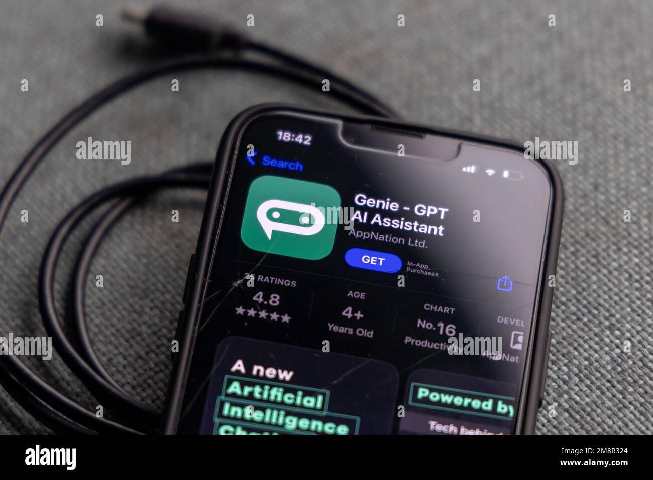 Frauenhand hält ein iPhone mit appstore, ChatGPT und Chat bot Apps, Zeit für künstliche Intelligenz. 01.01.2023 Amsterdam, Niederlande Stockfoto