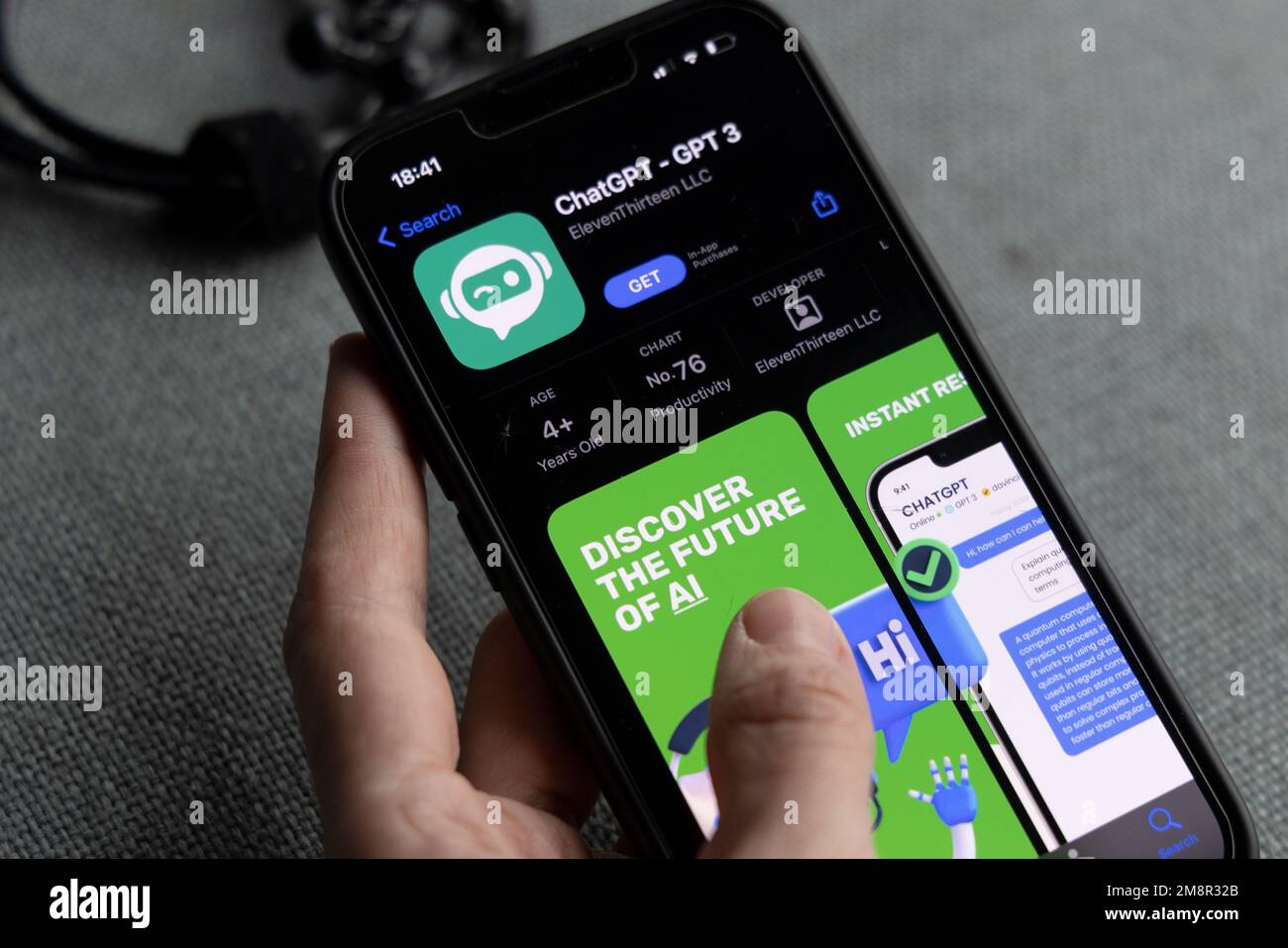 Frauenhand hält ein iPhone mit appstore, ChatGPT und Chat bot Apps, Zeit für künstliche Intelligenz. 01.01.2023 Amsterdam, Niederlande Stockfoto