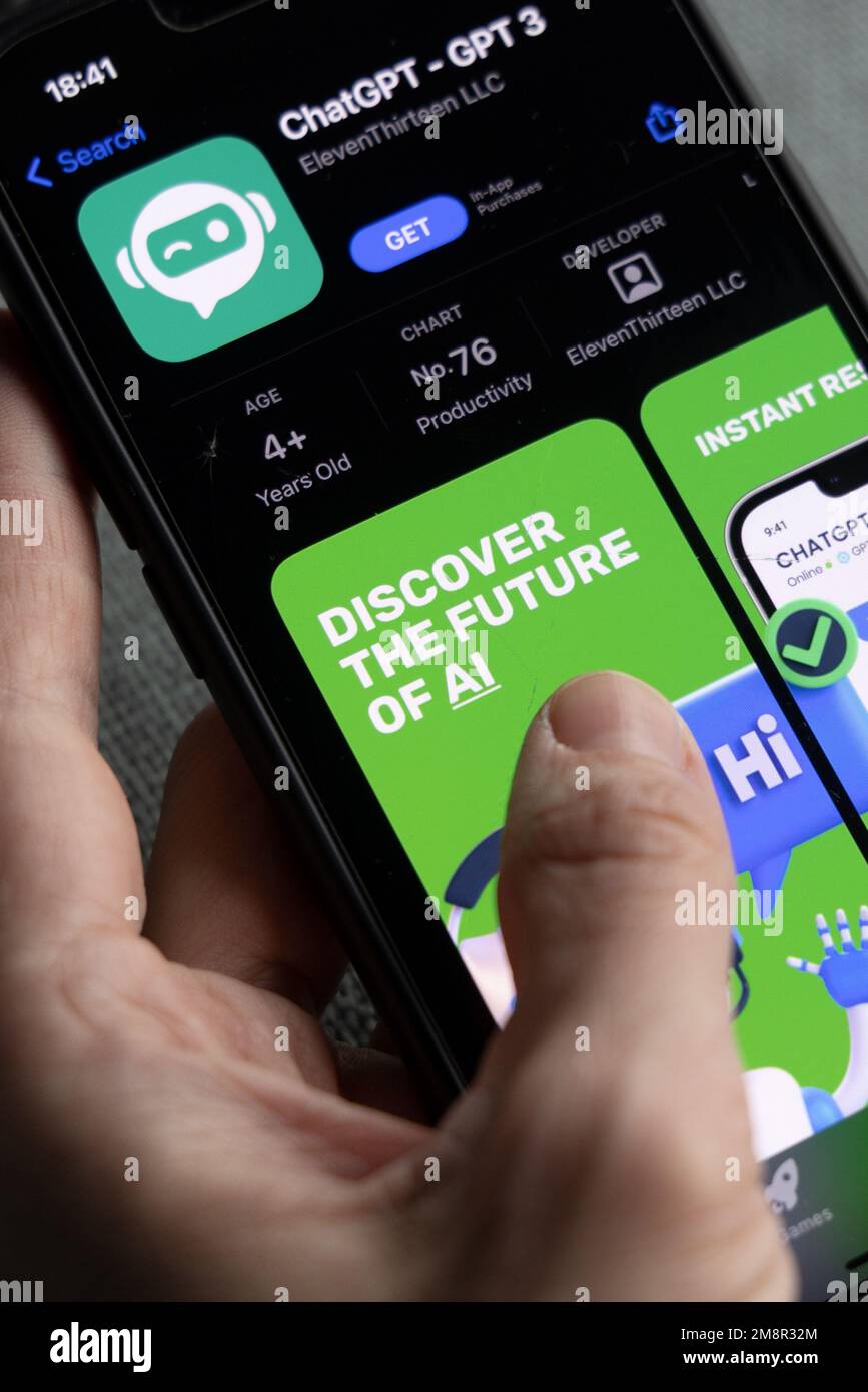 Frauenhand hält ein iPhone mit appstore, ChatGPT und Chat bot Apps, Zeit für künstliche Intelligenz. 01.01.2023 Amsterdam, Niederlande Stockfoto