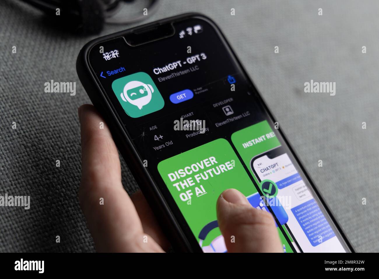 Frauenhand hält ein iPhone mit appstore, ChatGPT und Chat bot Apps, Zeit für künstliche Intelligenz. 01.01.2023 Amsterdam, Niederlande Stockfoto