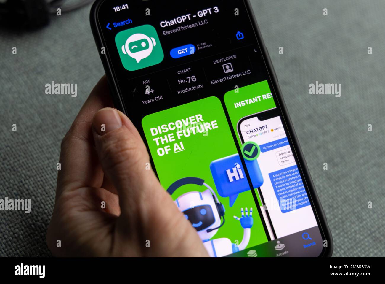 Frauenhand hält ein iPhone mit appstore, ChatGPT und Chat bot Apps, Zeit für künstliche Intelligenz. 01.01.2023 Amsterdam, Niederlande Stockfoto