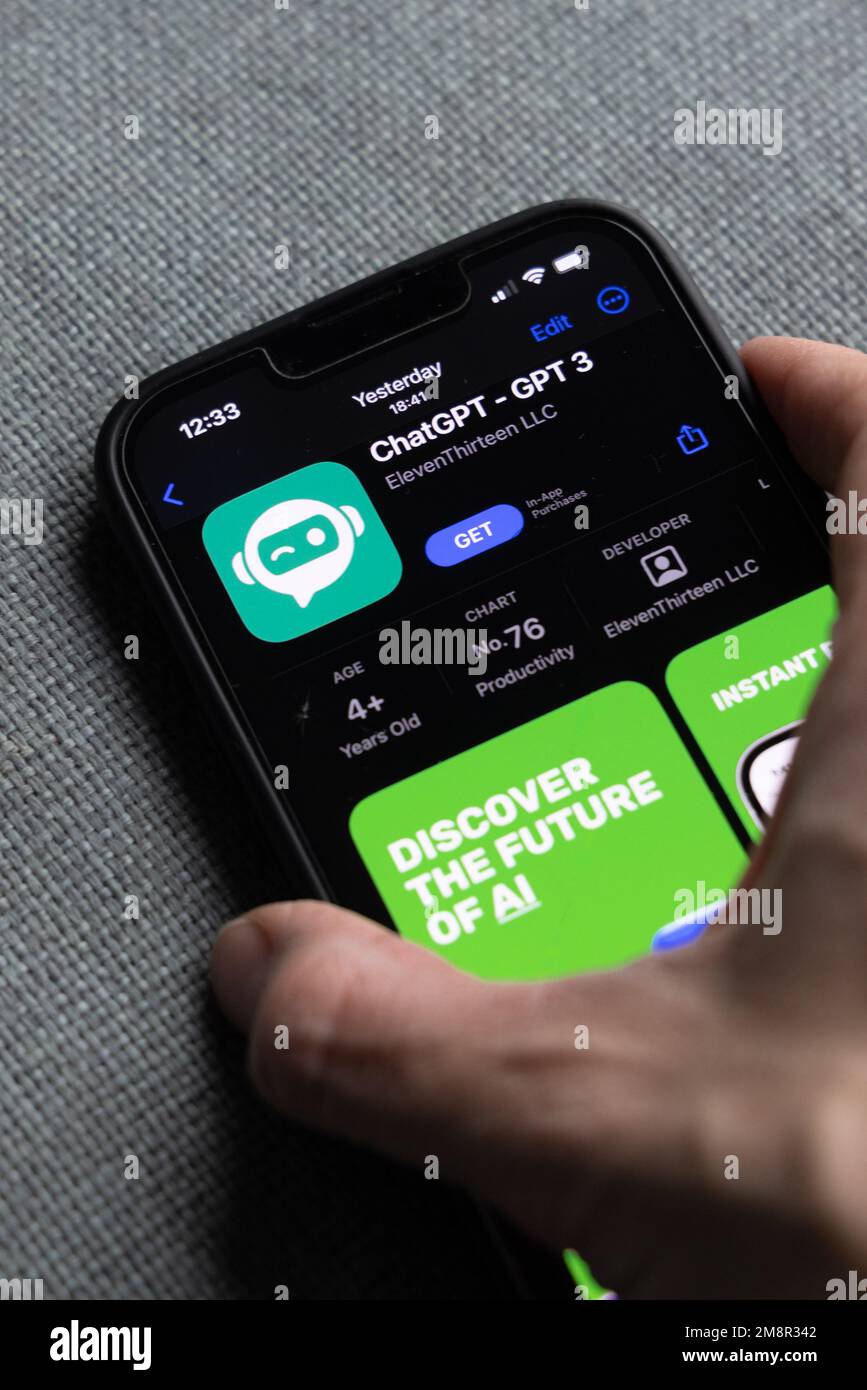 Frauenhand hält ein iPhone mit appstore, ChatGPT und Chat bot Apps, Zeit für künstliche Intelligenz. 01.01.2023 Amsterdam, Niederlande Stockfoto
