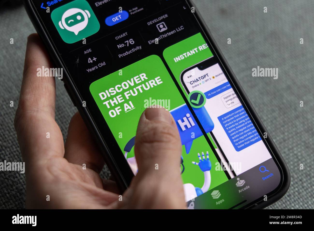 Frauenhand hält ein iPhone mit appstore, ChatGPT und Chat bot Apps, Zeit für künstliche Intelligenz. 01.01.2023 Amsterdam, Niederlande Stockfoto