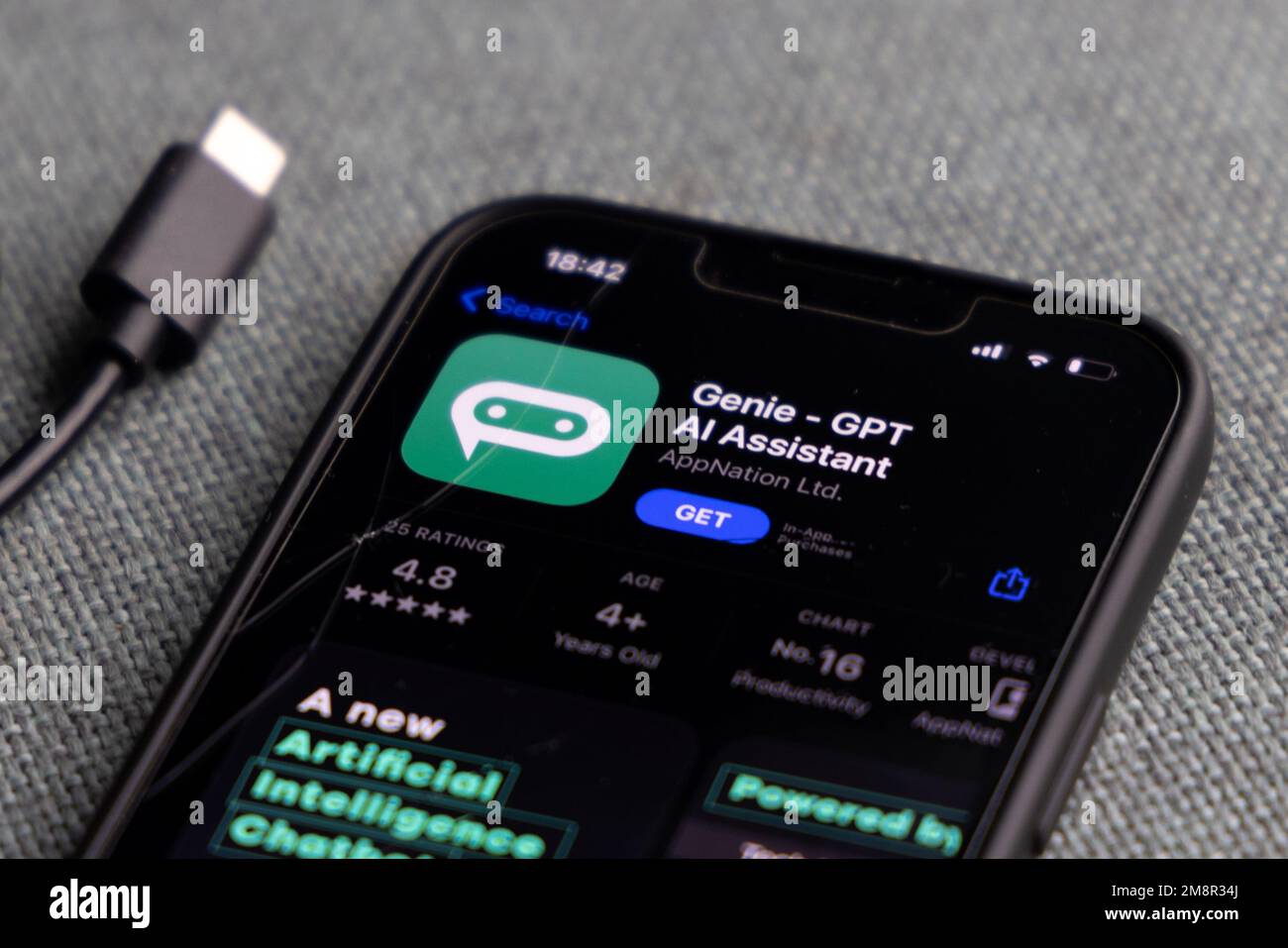 Frauenhand hält ein iPhone mit appstore, ChatGPT und Chat bot Apps, Zeit für künstliche Intelligenz. 01.01.2023 Amsterdam, Niederlande Stockfoto