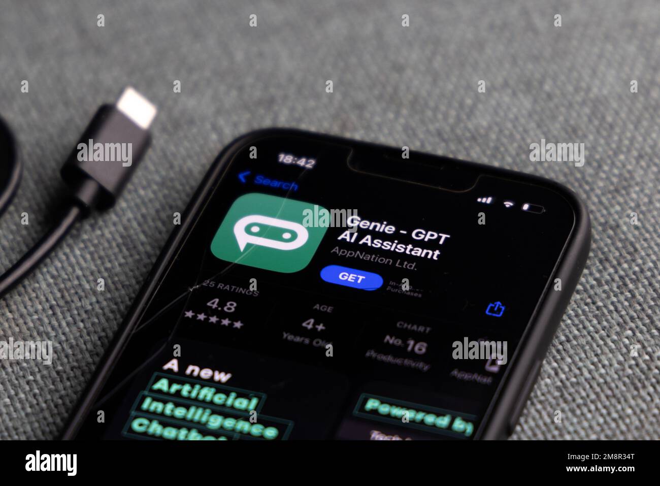 Frauenhand hält ein iPhone mit appstore, ChatGPT und Chat bot Apps, Zeit für künstliche Intelligenz. 01.01.2023 Amsterdam, Niederlande Stockfoto