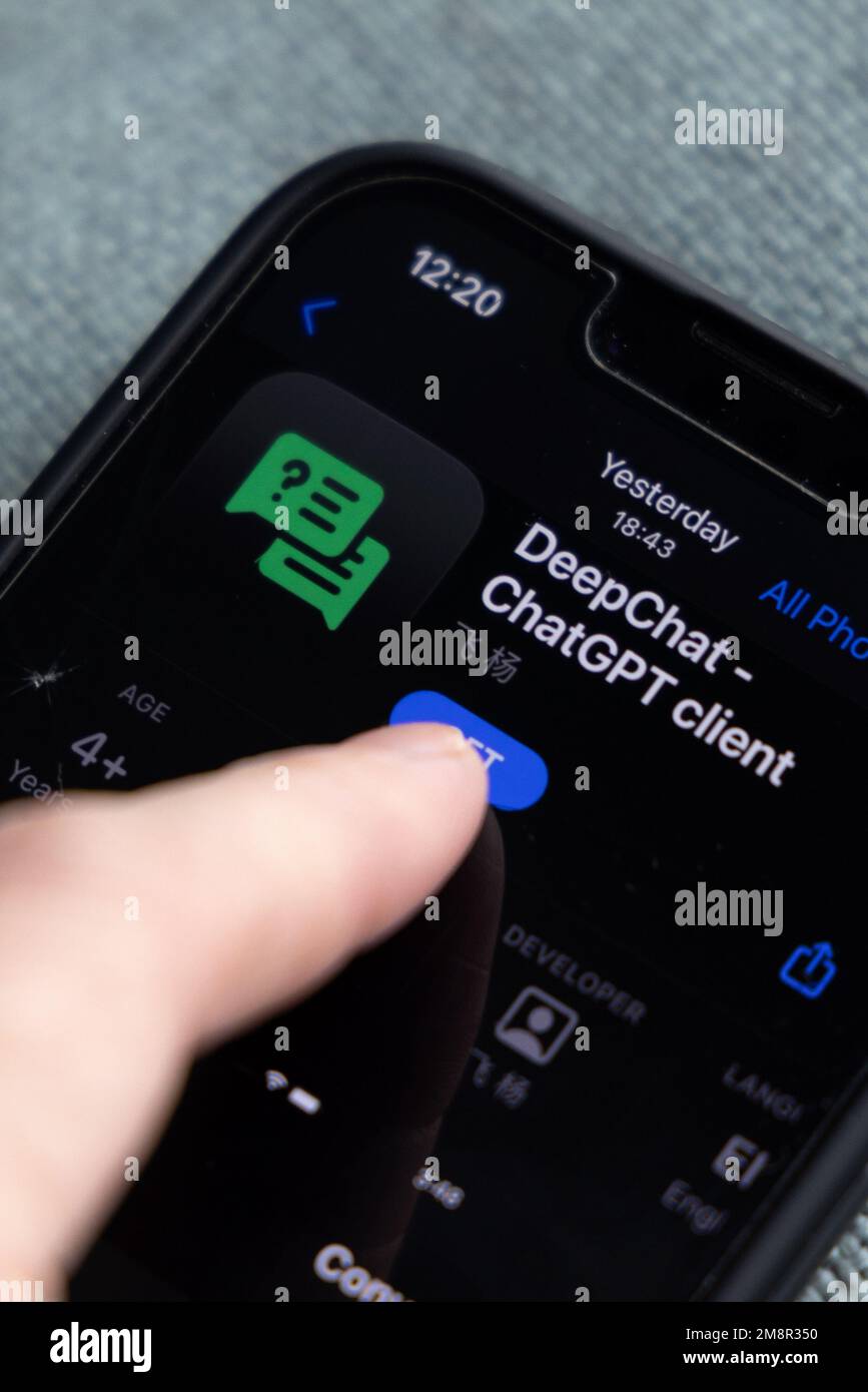 Frauenhand hält ein iPhone mit appstore, ChatGPT und Chat bot Apps, Zeit für künstliche Intelligenz. 01.01.2023 Amsterdam, Niederlande Stockfoto