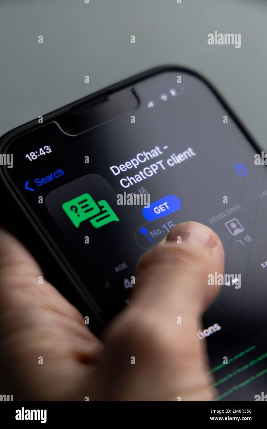 Frauenhand hält ein iPhone mit appstore, ChatGPT und Chat bot Apps, Zeit für künstliche Intelligenz. 01.01.2023 Amsterdam, Niederlande Stockfoto
