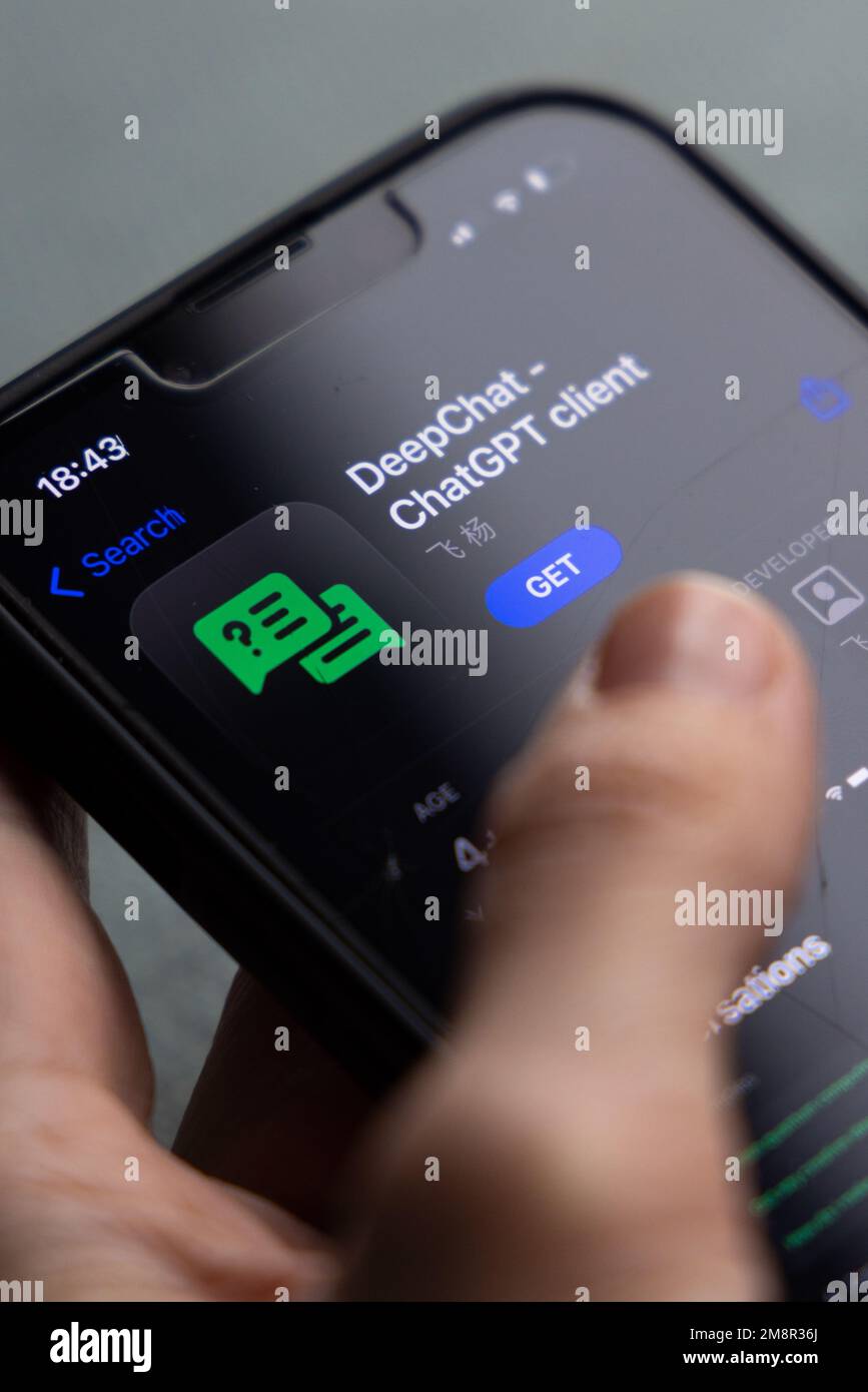 Frauenhand hält ein iPhone mit appstore, ChatGPT und Chat bot Apps, Zeit für künstliche Intelligenz. 01.01.2023 Amsterdam, Niederlande Stockfoto