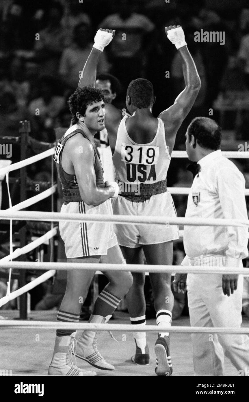 OLYMPISCHE SOMMERSPIELE in LOS ANGELES 1984: TYRELL Biggs JUBELT NACH dem Sieg gegen den italienischen Franziskus Damiani in einem Gewicht von mehr als 91 kg Stockfoto