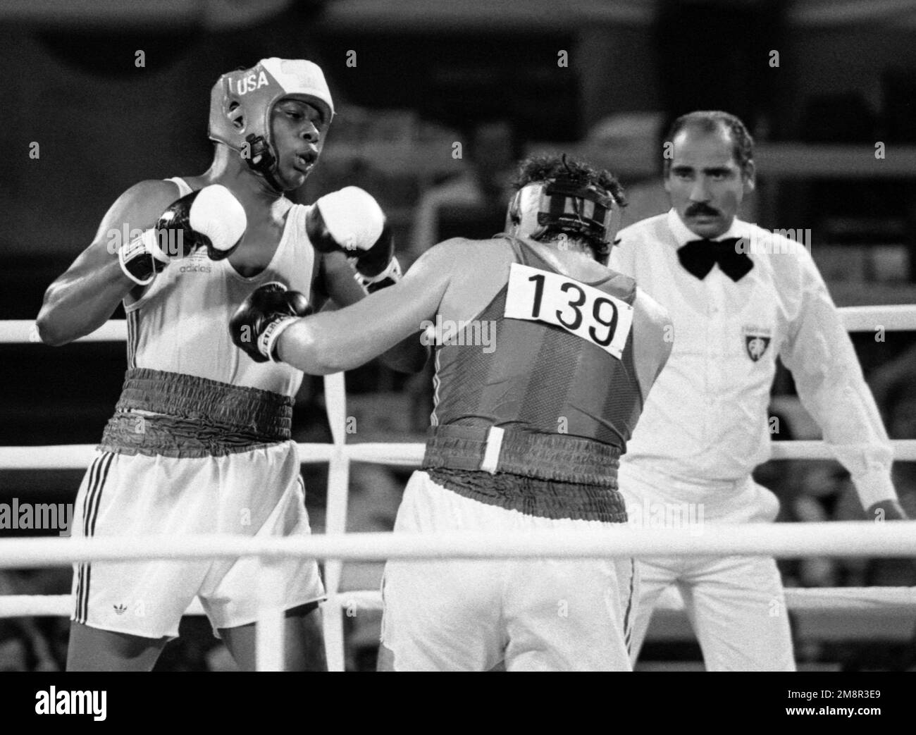 OLYMPISCHE SOMMERSPIELE in LOS ANGELES 1984: TYRELL Biggs GEGEN Francesco Damiani Italien IN +91 kg BOXEN Stockfoto