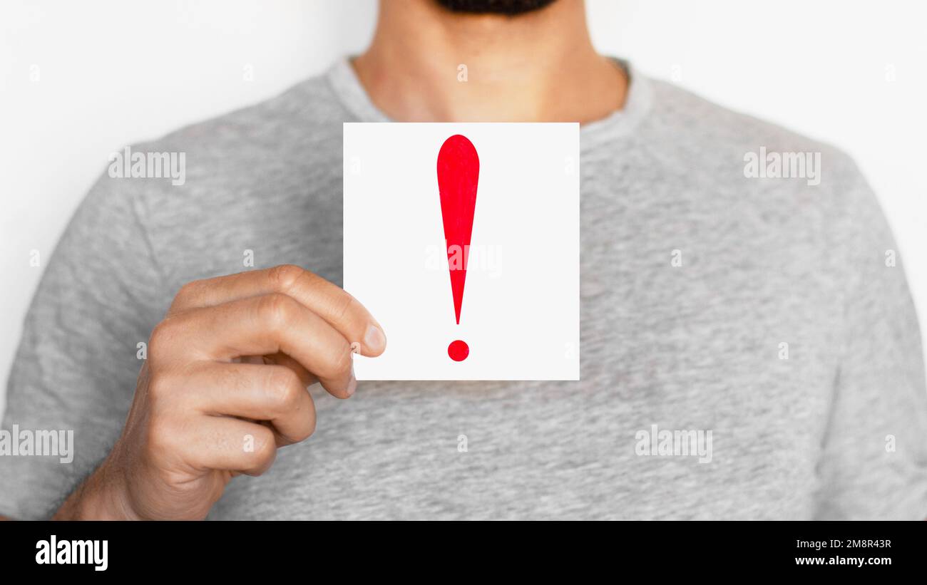 Ein Mann mit einem Ausrufezeichen. Achtung! Gefahr! Aufgepasst! Das Männchen. Stockfoto