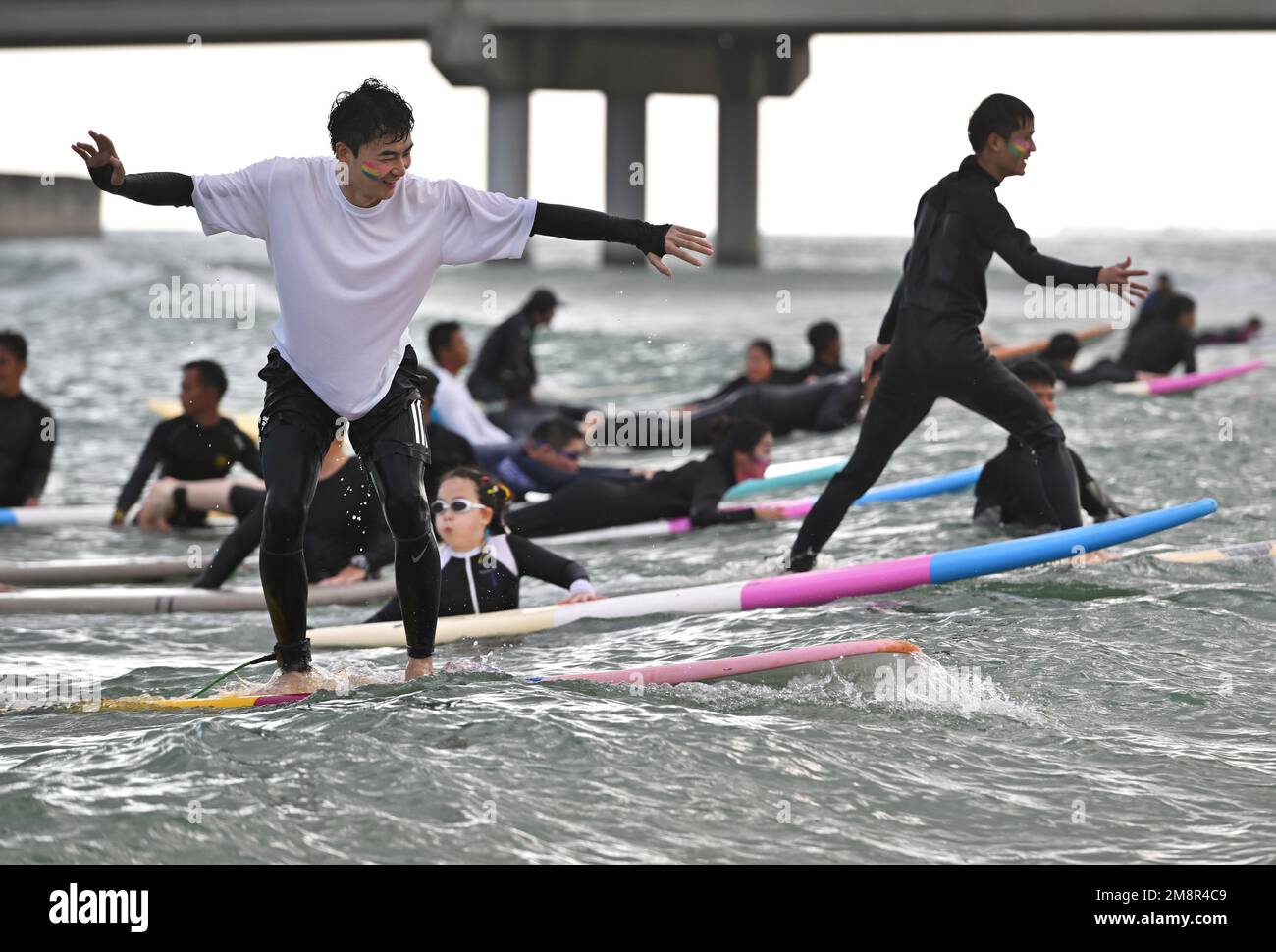 Wanning, Chinas Provinz Hainan. 13. Januar 2023. Touristen gehen Surfen in der Riyue Bay in Wanning, Südchina Hainan Province, 13. Januar 2023. Surfen ist dank seiner einzigartigen geografischen und klimatischen Vorteile zu einem Symbol von Wanning geworden. Kredit: Guo Cheng/Xinhua/Alamy Live News Stockfoto