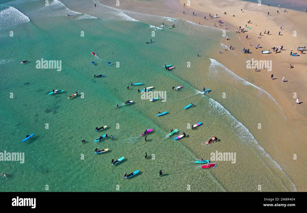 Wanning, Chinas Provinz Hainan. 14. Januar 2023. Dieses Luftfoto zeigt Touristen, die am 14. Januar 2023 in der Riyue Bay in Wanning in Südchina in der Provinz Hainan surfen. Surfen ist dank seiner einzigartigen geografischen und klimatischen Vorteile zu einem Symbol von Wanning geworden. Kredit: Guo Cheng/Xinhua/Alamy Live News Stockfoto