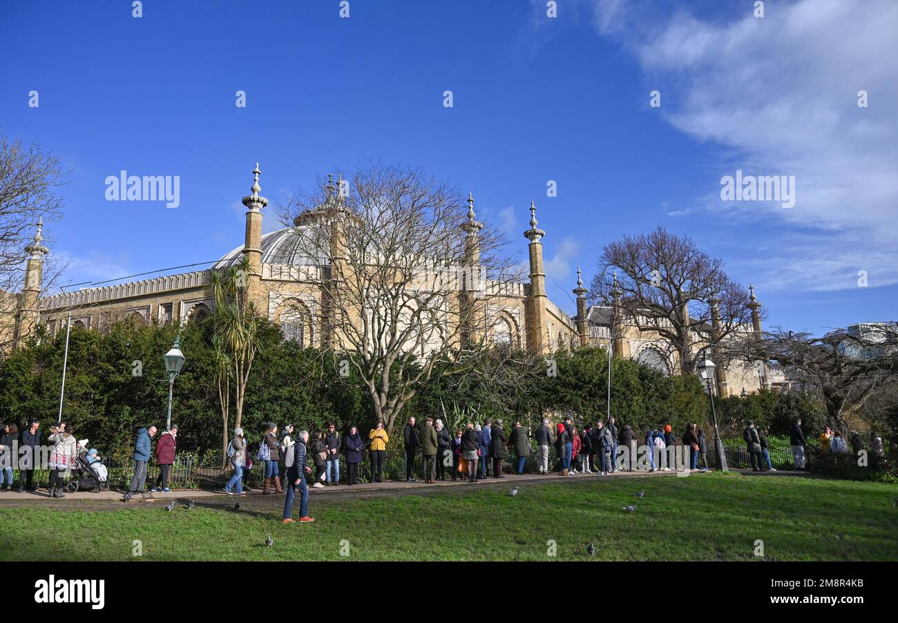 Brighton UK 15. . Januar 2023 - im Rahmen der kostenlosen Wochenendveranstaltung werden heute viele Besucher in den Royal Pavilion in Brighton gestellt . Besucher erhalten nur an diesem Wochenende kostenlosen Eintritt zum Royal Pavilion und Brighton Museum and Art Gallery. . : Credit Simon Dack / Alamy Live News Stockfoto