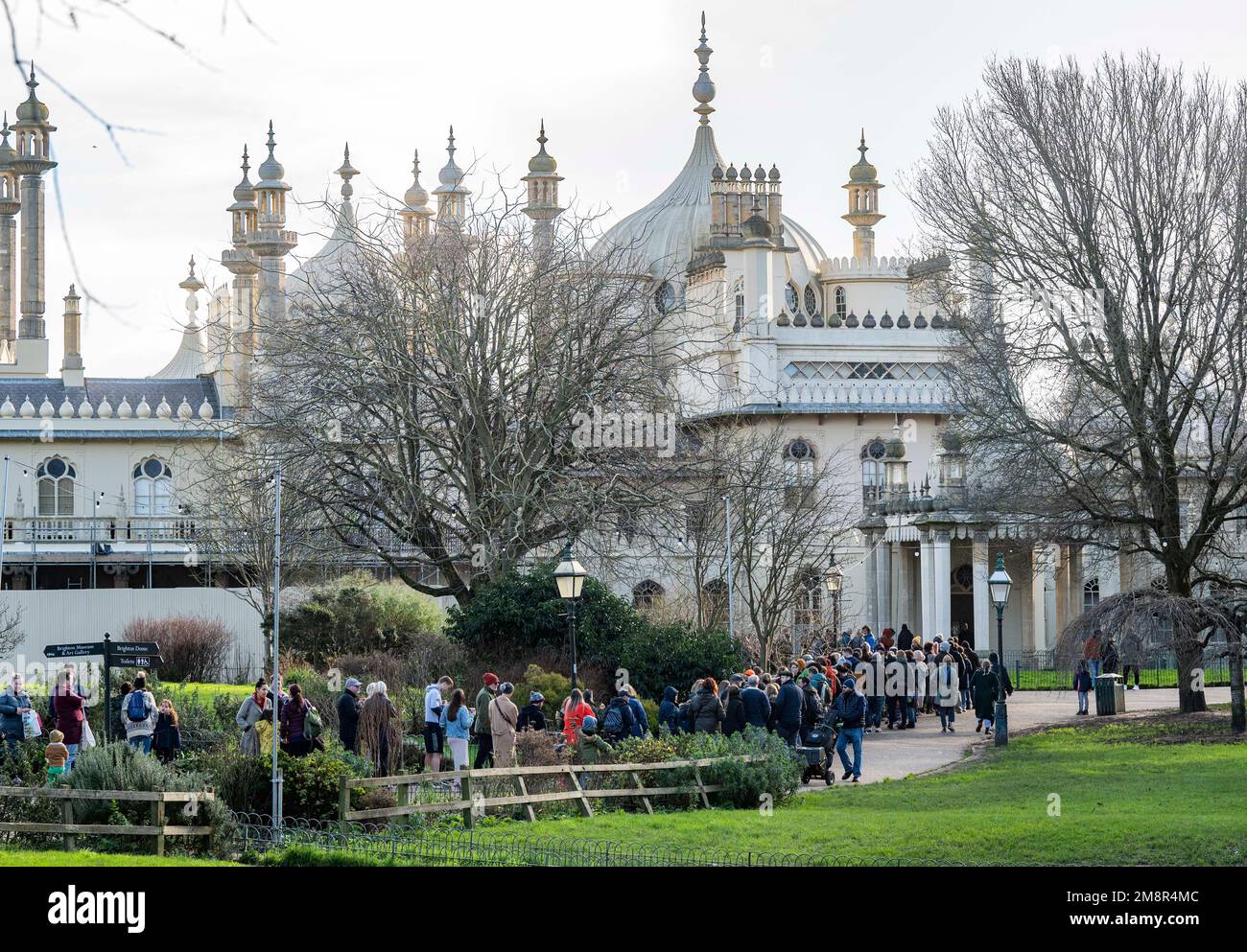 Brighton UK 15. . Januar 2023 - im Rahmen der kostenlosen Wochenendveranstaltung werden heute viele Besucher in den Royal Pavilion in Brighton gestellt . Besucher erhalten nur an diesem Wochenende kostenlosen Eintritt zum Royal Pavilion und Brighton Museum and Art Gallery. . : Credit Simon Dack / Alamy Live News Stockfoto