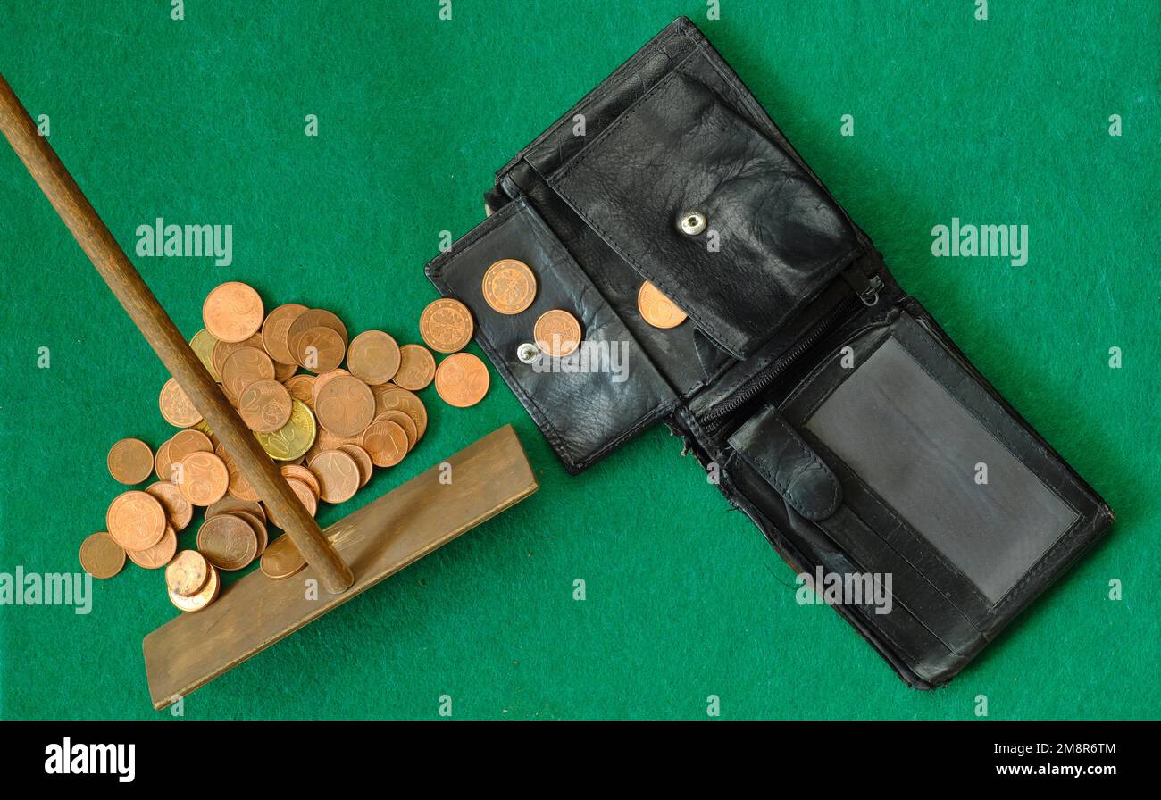 Geldbörse und Münzen mit Roulette-Rake, Finanzkrise, Inflation, Armutsgefährdungskonzept. Stockfoto