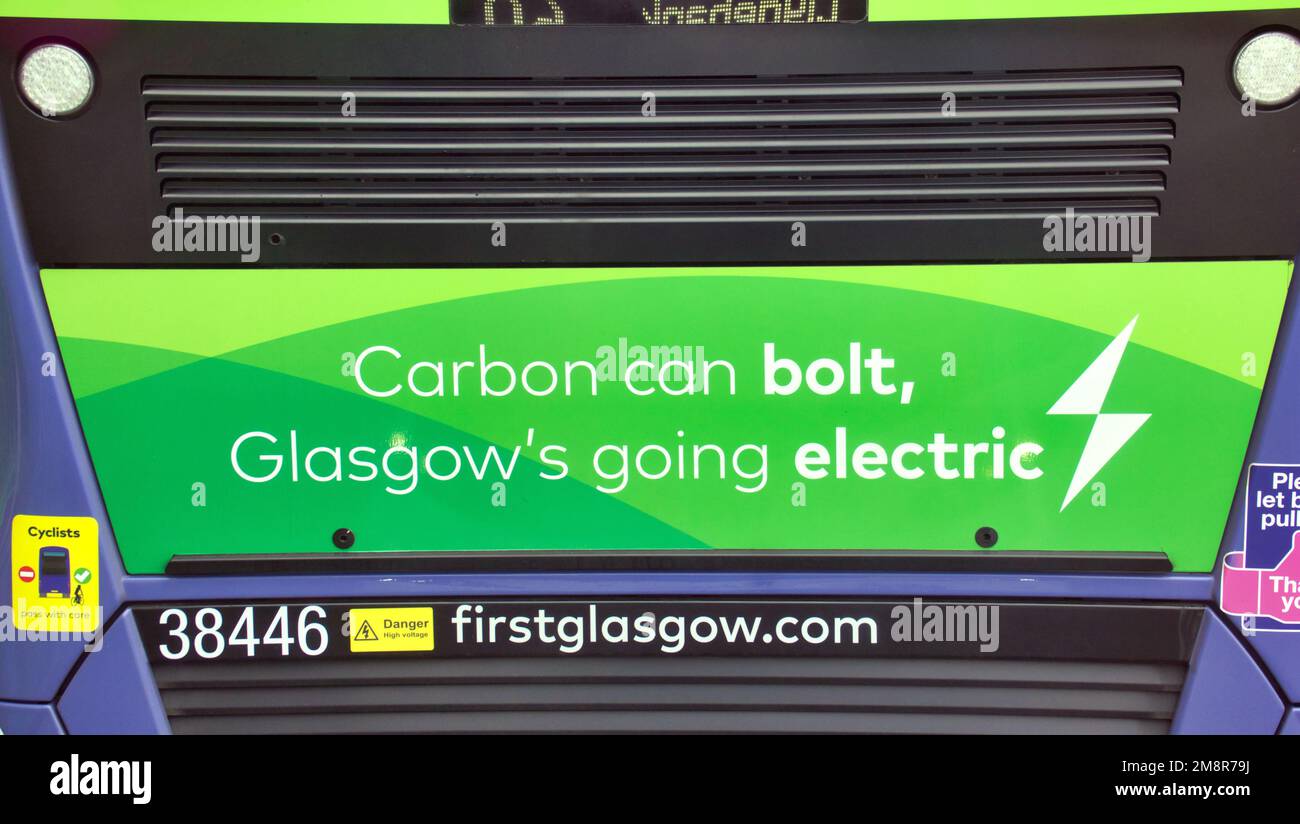 Glasgow, Schottland, Vereinigtes Königreich 15. Januar 2023. Wetter in Großbritannien: Kohlenstofffreier Elektrobus, nass und windig, sah nasse, erbärmliche Straßen, als es diese Woche herauskam. Die Lebenserwartung für Einheimische war mit 74 die niedrigste in großbritannien. Die Bemühungen des Rates um eine Verringerung der Umweltverschmutzung konzentrieren sich nun auf Busse, da andere umweltfreundliche Systeme wie Moossitze in der Stadt scheitern. Credit Gerard Ferry/Alamy Live News Stockfoto