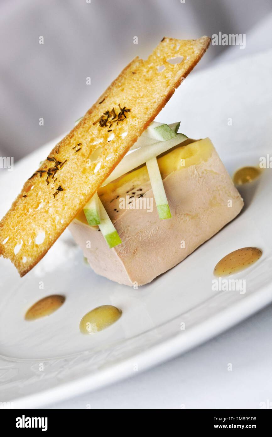 Eine Scheibe französischer Gänseleber und Toast auf einem Teller Stockfoto